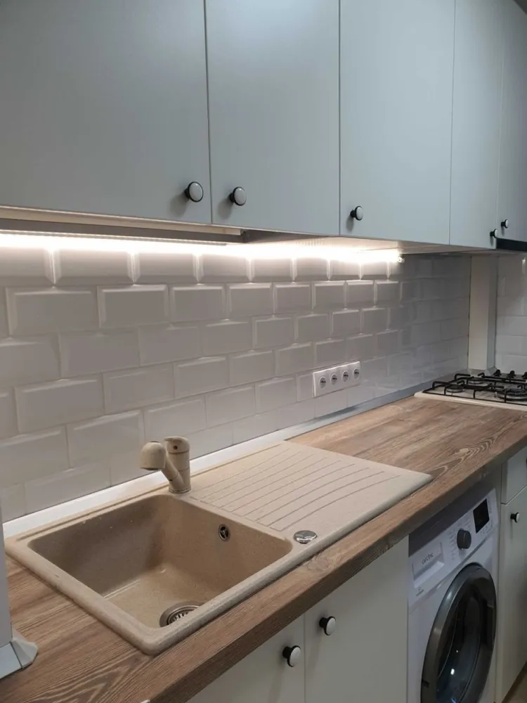 Apartament 3 Camere Militari Gorjului direct Proprietar - Propietar vand apartament cu 3 camere situat intr-o zona linistita, exact vis a vis de scoala, politie si la 10min de mers pe jos de piata si de metrou. Bucataria este inchisa si ventilata cu vedere spre curtea din spate. Apartamentul are expunere dubla cu doua balcoane generoase unul care bulevard iar al doilea catre curtea din spate a blocului. Vine complet mobilat si echipat ideal pentru inchiriere dar si pentru o familie. !!! Vizionarile doar sambata va rugam. !!!