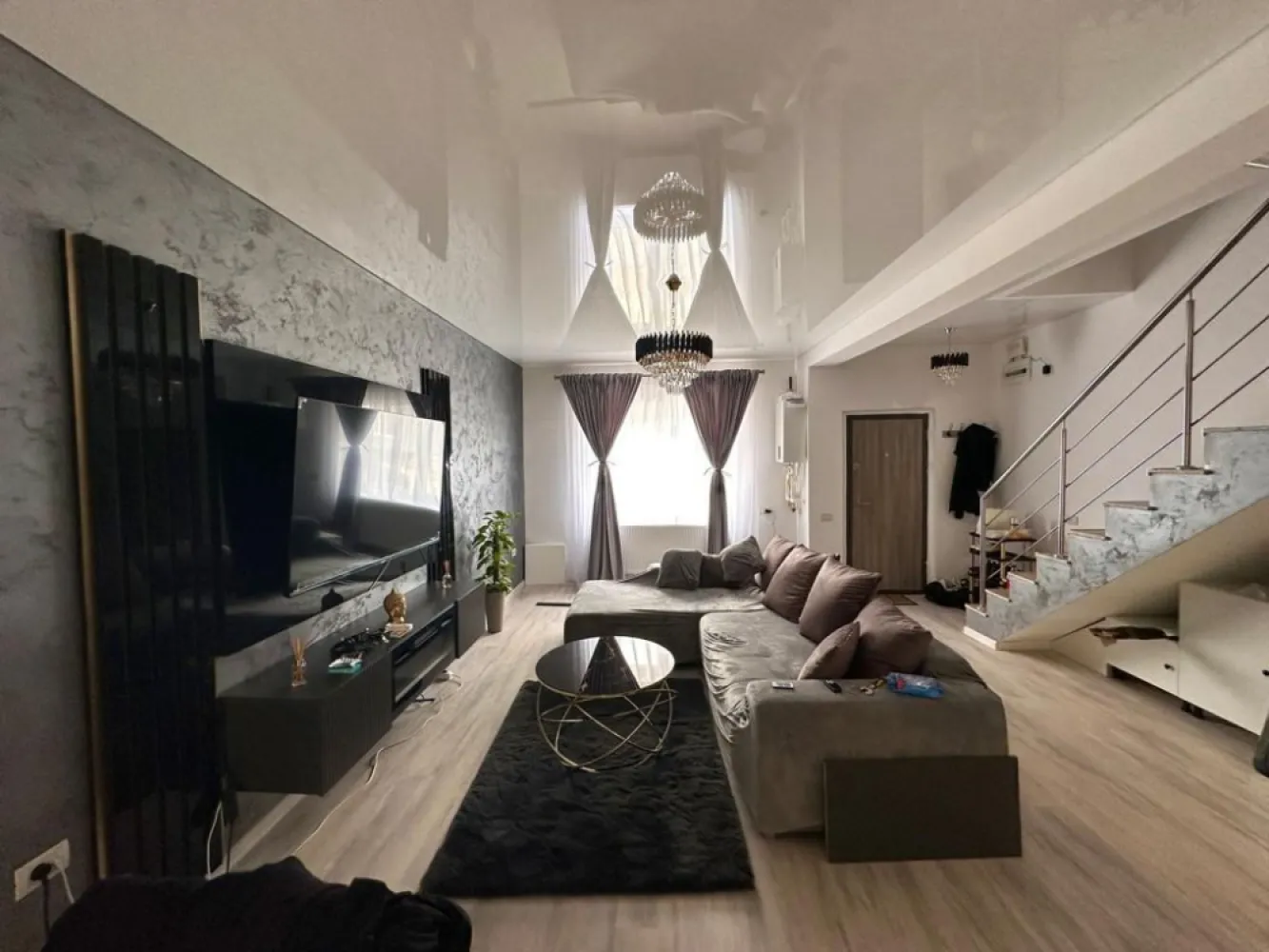 Ag. Eu. vinde Casa P+1 3 camere in Mamaia Nord - Hanul cu Peste - Agentia Europa doreste sa va puna la dispozitie catre vanzare o vila superba, spatioasa si aerisita , cu o curte in spate 20 mp Casa este impartita astfel: a parter dintr-un living generos cu bucatarie open space + baie totul avand o suprafata de 45 mp Etajul compus din 2 dormitoare +baie avand o suprafata totala de 42 mp Zona este foarte linistita , la doua strazi mai sus de Hanul cu Peste , la doar 10 min de mers pe jos pana la plaja si 10 min pana in oras cu masina. Perfecta pentru locuit impreuna cu familia sau profitabila pt busines ! Casa dispune si de 2 locuri de parcare incluse in pret. Casa este utilata ultra modern , totul nou , de la electrosnice pana la mobilier !