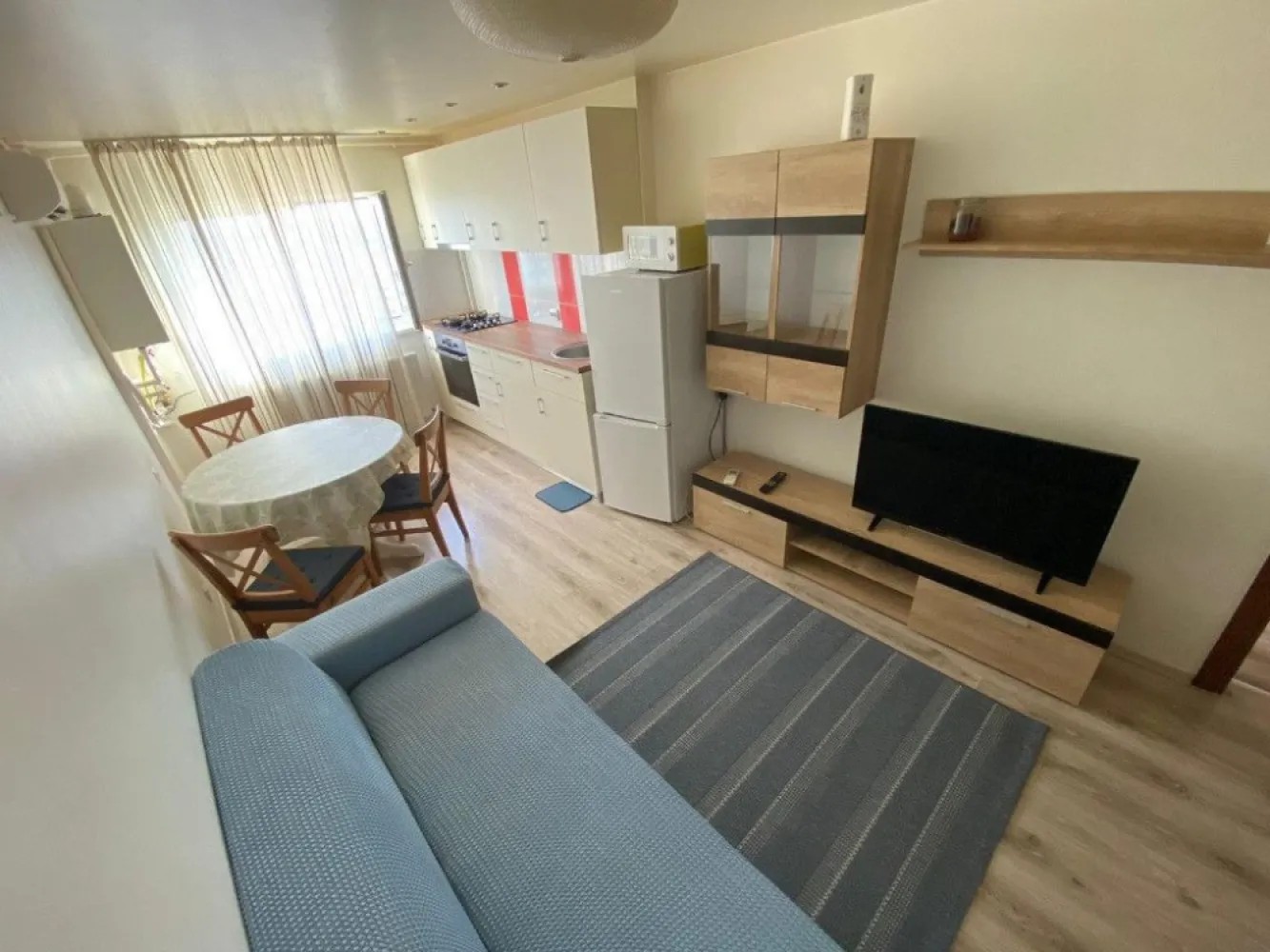 Apartament 3 camere complet mobilat Palladium Residences metrou Teclu - Apartamentul se afla in complexul Palladium Residences 1 si este complet mobilat si utilat, fiind gata de mutare. Apartamentul poate fi ideal si ca investitie. Daca se doreste, se poate preda direct inchiriat, momentan fiind locuit de un chirias stabil si serios (chiria este de 500 eur/luna). La nevoie, se poate vinde si un loc de parcare, pentru 8.000 Eur. Locul de parcare este foarte mare, de 17 mp (incap o masina si un motor), se afla chiar in fata blocului si este vizibil din apartament. Descriere apartament: - Unic proprietar, persoana fizica (nu reprezint agentie, nu se percepe comision sau TVA) - Apartament luminos, orientat pe Sud. - 5 minute de mers pe jos pana la statia de metrou Nicolae Teclu - Bloc construit in 2016, et.11 din 11 cu lift, decomandat, 3 camere - Blocul este foarte bine izolat termic si fonic, nu se aud deloc zgomote de la vecini - Living (open space cu bucataria): canapea extensibila foarte comfortabila (2 pers), mobila de living, masa cu 4 scaune, bucatarie complet mobilata si utilata, cuptor, aragaz, frigider Arctic A++, cuptor cu microunde, hota telescopica, aparat de aer conditionat Daikin A++, centrala termica in condensare Ariston, smart TV LED - Hol intrare, corp depozitare, pantofar - Hol interior foarte mare, dresing cu usi glisante pe toata lungimea holului (aprox. 4m) impartit in 5 parti, masina de spalat Gorenje A++ (ascunsa in dresing), fier de calcat - Baie: cada, lavoar, WC, corp baie, oglinda, 2 corpuri de iluminat, cos rufe, masa de calcat - Dormitor 1: pat dublu (cu 4 compartimente depozitare sub pat), saltea cu spuma / memorie foarte confortabila (2 pers), sifonier - Dormitor 2: canapea extensibila (2 pers), cu spatii de depozitare, birou, scaun de birou rotativ, dulap, suport umerase - Balcon: masa de terasa cu 2 scaune Palladium Residence este format din 8 imobile despărţite de spaţii verzi, locuri de joacă si toate facilitatile oferite de un complex rezidential ce vor asigura confortul şi liniştea locatarilor. Mega Image in incinta complexului. Loc de joaca pentru copii, restaurante, piata, spatii comerciale chiar langa bloc. Complexul este situat la 1 km de centrele comerciale (Auchan, Lidl, Kaufland, Metro, IKEA, Jumbo, Dechatlon, Kika, Dedeman si Leroy Merlin). Adresa este Drumul Gura Calitei nr. 4-32, bl. 1, sc. B, Sector 3, Bucuresti