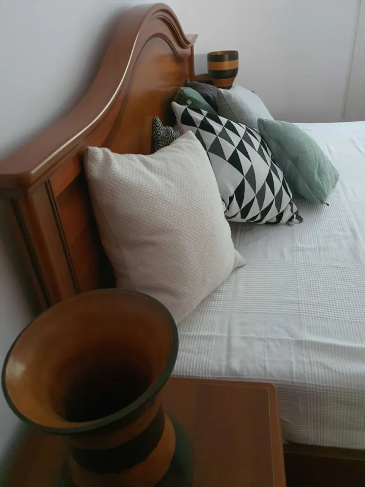 Apartament 3 Camere Militari Gorjului direct Proprietar - Propietar vand apartament cu 3 camere situat intr-o zona linistita, exact vis a vis de scoala, politie si la 10min de mers pe jos de piata si de metrou. Bucataria este inchisa si ventilata cu vedere spre curtea din spate. Apartamentul are expunere dubla cu doua balcoane generoase unul care bulevard iar al doilea catre curtea din spate a blocului. Vine complet mobilat si echipat ideal pentru inchiriere dar si pentru o familie. !!! Vizionarile doar sambata va rugam. !!!