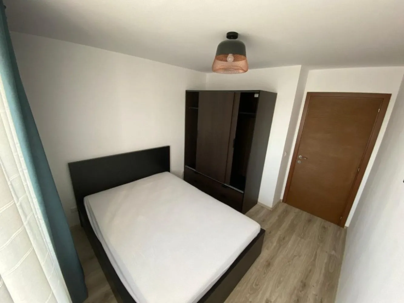 Apartament 3 camere complet mobilat Palladium Residences metrou Teclu - Apartamentul se afla in complexul Palladium Residences 1 si este complet mobilat si utilat, fiind gata de mutare. Apartamentul poate fi ideal si ca investitie. Daca se doreste, se poate preda direct inchiriat, momentan fiind locuit de un chirias stabil si serios (chiria este de 500 eur/luna). La nevoie, se poate vinde si un loc de parcare, pentru 8.000 Eur. Locul de parcare este foarte mare, de 17 mp (incap o masina si un motor), se afla chiar in fata blocului si este vizibil din apartament. Descriere apartament: - Unic proprietar, persoana fizica (nu reprezint agentie, nu se percepe comision sau TVA) - Apartament luminos, orientat pe Sud. - 5 minute de mers pe jos pana la statia de metrou Nicolae Teclu - Bloc construit in 2016, et.11 din 11 cu lift, decomandat, 3 camere - Blocul este foarte bine izolat termic si fonic, nu se aud deloc zgomote de la vecini - Living (open space cu bucataria): canapea extensibila foarte comfortabila (2 pers), mobila de living, masa cu 4 scaune, bucatarie complet mobilata si utilata, cuptor, aragaz, frigider Arctic A++, cuptor cu microunde, hota telescopica, aparat de aer conditionat Daikin A++, centrala termica in condensare Ariston, smart TV LED - Hol intrare, corp depozitare, pantofar - Hol interior foarte mare, dresing cu usi glisante pe toata lungimea holului (aprox. 4m) impartit in 5 parti, masina de spalat Gorenje A++ (ascunsa in dresing), fier de calcat - Baie: cada, lavoar, WC, corp baie, oglinda, 2 corpuri de iluminat, cos rufe, masa de calcat - Dormitor 1: pat dublu (cu 4 compartimente depozitare sub pat), saltea cu spuma / memorie foarte confortabila (2 pers), sifonier - Dormitor 2: canapea extensibila (2 pers), cu spatii de depozitare, birou, scaun de birou rotativ, dulap, suport umerase - Balcon: masa de terasa cu 2 scaune Palladium Residence este format din 8 imobile despărţite de spaţii verzi, locuri de joacă si toate facilitatile oferite de un complex rezidential ce vor asigura confortul şi liniştea locatarilor. Mega Image in incinta complexului. Loc de joaca pentru copii, restaurante, piata, spatii comerciale chiar langa bloc. Complexul este situat la 1 km de centrele comerciale (Auchan, Lidl, Kaufland, Metro, IKEA, Jumbo, Dechatlon, Kika, Dedeman si Leroy Merlin). Adresa este Drumul Gura Calitei nr. 4-32, bl. 1, sc. B, Sector 3, Bucuresti