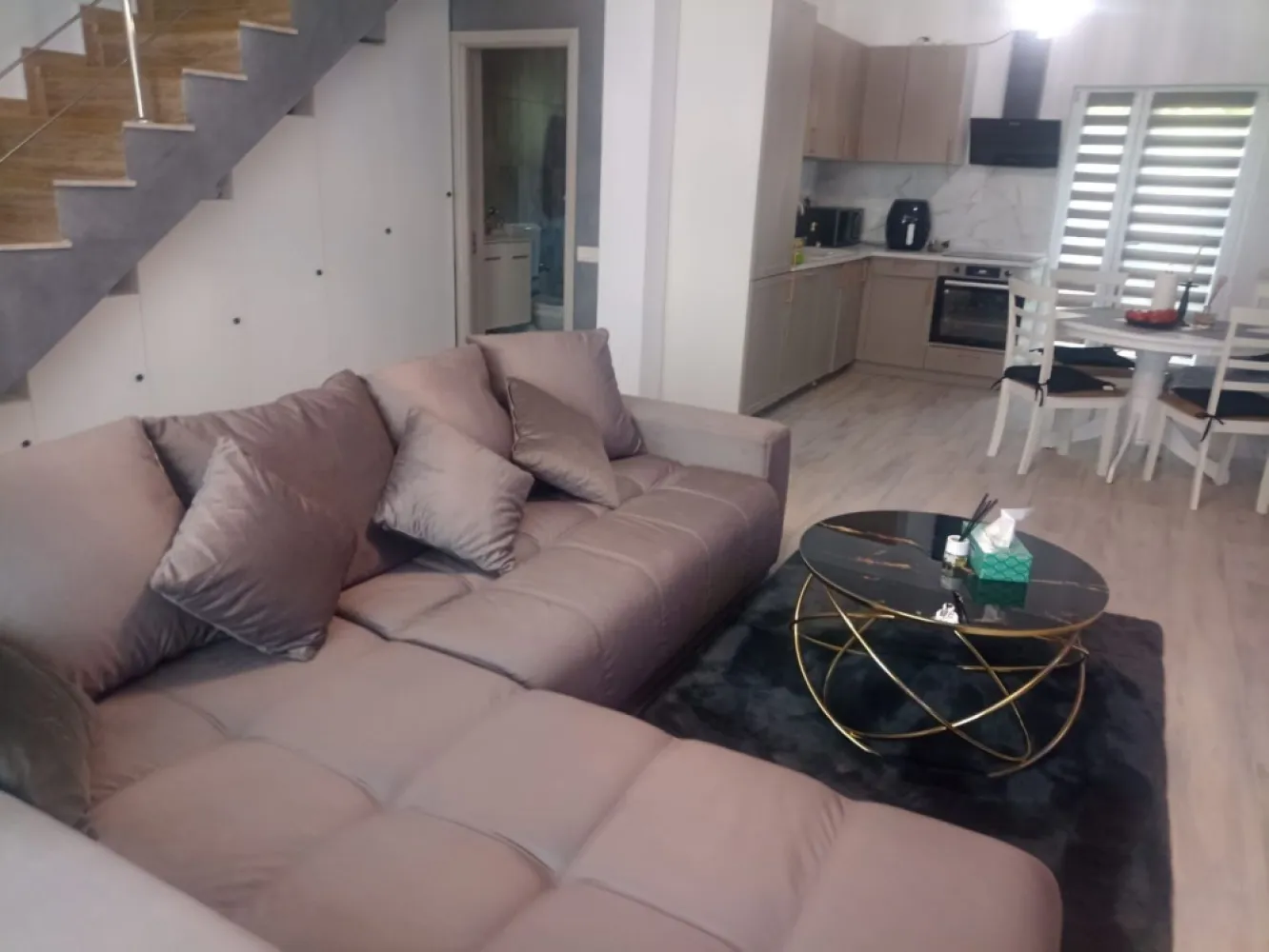 Ag. Eu. vinde Casa P+1 3 camere in Mamaia Nord - Hanul cu Peste - Agentia Europa doreste sa va puna la dispozitie catre vanzare o vila superba, spatioasa si aerisita , cu o curte in spate 20 mp Casa este impartita astfel: a parter dintr-un living generos cu bucatarie open space + baie totul avand o suprafata de 45 mp Etajul compus din 2 dormitoare +baie avand o suprafata totala de 42 mp Zona este foarte linistita , la doua strazi mai sus de Hanul cu Peste , la doar 10 min de mers pe jos pana la plaja si 10 min pana in oras cu masina. Perfecta pentru locuit impreuna cu familia sau profitabila pt busines ! Casa dispune si de 2 locuri de parcare incluse in pret. Casa este utilata ultra modern , totul nou , de la electrosnice pana la mobilier !