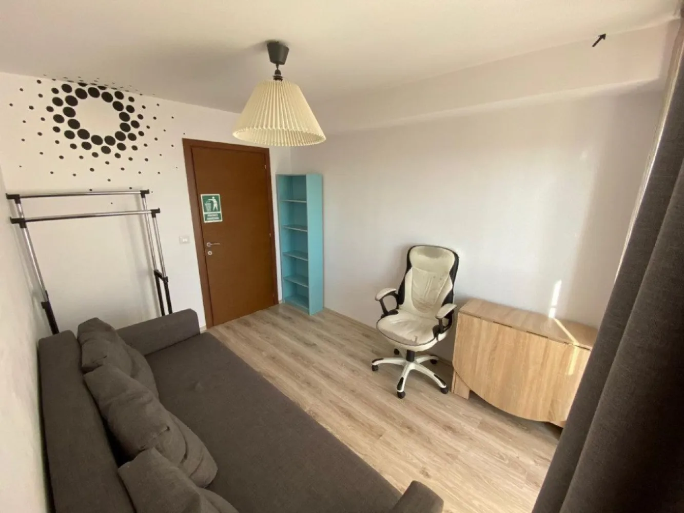 Apartament 3 camere complet mobilat Palladium Residences metrou Teclu - Apartamentul se afla in complexul Palladium Residences 1 si este complet mobilat si utilat, fiind gata de mutare. Apartamentul poate fi ideal si ca investitie. Daca se doreste, se poate preda direct inchiriat, momentan fiind locuit de un chirias stabil si serios (chiria este de 500 eur/luna). La nevoie, se poate vinde si un loc de parcare, pentru 8.000 Eur. Locul de parcare este foarte mare, de 17 mp (incap o masina si un motor), se afla chiar in fata blocului si este vizibil din apartament. Descriere apartament: - Unic proprietar, persoana fizica (nu reprezint agentie, nu se percepe comision sau TVA) - Apartament luminos, orientat pe Sud. - 5 minute de mers pe jos pana la statia de metrou Nicolae Teclu - Bloc construit in 2016, et.11 din 11 cu lift, decomandat, 3 camere - Blocul este foarte bine izolat termic si fonic, nu se aud deloc zgomote de la vecini - Living (open space cu bucataria): canapea extensibila foarte comfortabila (2 pers), mobila de living, masa cu 4 scaune, bucatarie complet mobilata si utilata, cuptor, aragaz, frigider Arctic A++, cuptor cu microunde, hota telescopica, aparat de aer conditionat Daikin A++, centrala termica in condensare Ariston, smart TV LED - Hol intrare, corp depozitare, pantofar - Hol interior foarte mare, dresing cu usi glisante pe toata lungimea holului (aprox. 4m) impartit in 5 parti, masina de spalat Gorenje A++ (ascunsa in dresing), fier de calcat - Baie: cada, lavoar, WC, corp baie, oglinda, 2 corpuri de iluminat, cos rufe, masa de calcat - Dormitor 1: pat dublu (cu 4 compartimente depozitare sub pat), saltea cu spuma / memorie foarte confortabila (2 pers), sifonier - Dormitor 2: canapea extensibila (2 pers), cu spatii de depozitare, birou, scaun de birou rotativ, dulap, suport umerase - Balcon: masa de terasa cu 2 scaune Palladium Residence este format din 8 imobile despărţite de spaţii verzi, locuri de joacă si toate facilitatile oferite de un complex rezidential ce vor asigura confortul şi liniştea locatarilor. Mega Image in incinta complexului. Loc de joaca pentru copii, restaurante, piata, spatii comerciale chiar langa bloc. Complexul este situat la 1 km de centrele comerciale (Auchan, Lidl, Kaufland, Metro, IKEA, Jumbo, Dechatlon, Kika, Dedeman si Leroy Merlin). Adresa este Drumul Gura Calitei nr. 4-32, bl. 1, sc. B, Sector 3, Bucuresti