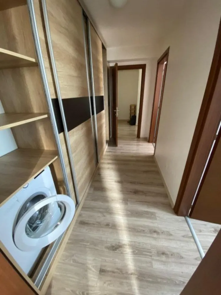 Apartament 3 camere complet mobilat Palladium Residences metrou Teclu - Apartamentul se afla in complexul Palladium Residences 1 si este complet mobilat si utilat, fiind gata de mutare. Apartamentul poate fi ideal si ca investitie. Daca se doreste, se poate preda direct inchiriat, momentan fiind locuit de un chirias stabil si serios (chiria este de 500 eur/luna). La nevoie, se poate vinde si un loc de parcare, pentru 8.000 Eur. Locul de parcare este foarte mare, de 17 mp (incap o masina si un motor), se afla chiar in fata blocului si este vizibil din apartament. Descriere apartament: - Unic proprietar, persoana fizica (nu reprezint agentie, nu se percepe comision sau TVA) - Apartament luminos, orientat pe Sud. - 5 minute de mers pe jos pana la statia de metrou Nicolae Teclu - Bloc construit in 2016, et.11 din 11 cu lift, decomandat, 3 camere - Blocul este foarte bine izolat termic si fonic, nu se aud deloc zgomote de la vecini - Living (open space cu bucataria): canapea extensibila foarte comfortabila (2 pers), mobila de living, masa cu 4 scaune, bucatarie complet mobilata si utilata, cuptor, aragaz, frigider Arctic A++, cuptor cu microunde, hota telescopica, aparat de aer conditionat Daikin A++, centrala termica in condensare Ariston, smart TV LED - Hol intrare, corp depozitare, pantofar - Hol interior foarte mare, dresing cu usi glisante pe toata lungimea holului (aprox. 4m) impartit in 5 parti, masina de spalat Gorenje A++ (ascunsa in dresing), fier de calcat - Baie: cada, lavoar, WC, corp baie, oglinda, 2 corpuri de iluminat, cos rufe, masa de calcat - Dormitor 1: pat dublu (cu 4 compartimente depozitare sub pat), saltea cu spuma / memorie foarte confortabila (2 pers), sifonier - Dormitor 2: canapea extensibila (2 pers), cu spatii de depozitare, birou, scaun de birou rotativ, dulap, suport umerase - Balcon: masa de terasa cu 2 scaune Palladium Residence este format din 8 imobile despărţite de spaţii verzi, locuri de joacă si toate facilitatile oferite de un complex rezidential ce vor asigura confortul şi liniştea locatarilor. Mega Image in incinta complexului. Loc de joaca pentru copii, restaurante, piata, spatii comerciale chiar langa bloc. Complexul este situat la 1 km de centrele comerciale (Auchan, Lidl, Kaufland, Metro, IKEA, Jumbo, Dechatlon, Kika, Dedeman si Leroy Merlin). Adresa este Drumul Gura Calitei nr. 4-32, bl. 1, sc. B, Sector 3, Bucuresti