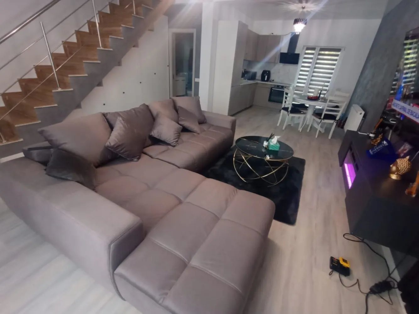 Ag. Eu. vinde Casa P+1 3 camere in Mamaia Nord - Hanul cu Peste - Agentia Europa doreste sa va puna la dispozitie catre vanzare o vila superba, spatioasa si aerisita , cu o curte in spate 20 mp Casa este impartita astfel: a parter dintr-un living generos cu bucatarie open space + baie totul avand o suprafata de 45 mp Etajul compus din 2 dormitoare +baie avand o suprafata totala de 42 mp Zona este foarte linistita , la doua strazi mai sus de Hanul cu Peste , la doar 10 min de mers pe jos pana la plaja si 10 min pana in oras cu masina. Perfecta pentru locuit impreuna cu familia sau profitabila pt busines ! Casa dispune si de 2 locuri de parcare incluse in pret. Casa este utilata ultra modern , totul nou , de la electrosnice pana la mobilier !