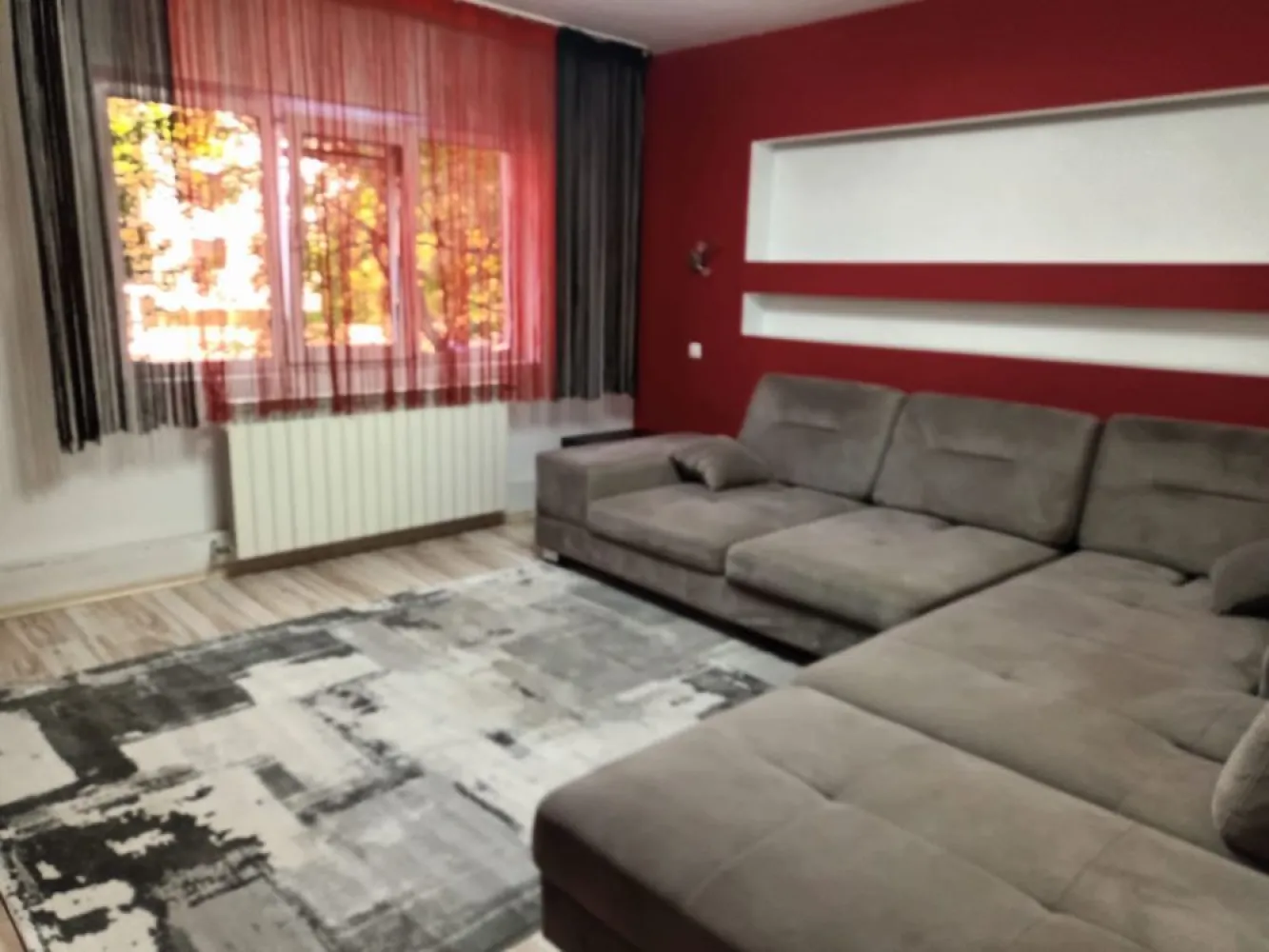 Vand apartament 3 camere - Vând apartament 3 camere 13 Septembrie, Prosper. Situat la etajul 1 din 8. Centrala termică hol H N