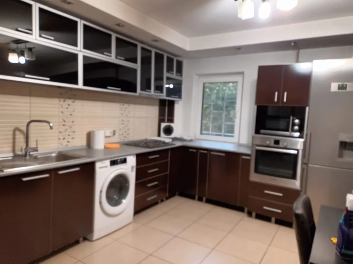 Vand apartament 3 camere - Vând apartament 3 camere 13 Septembrie, Prosper. Situat la etajul 1 din 8. Centrala termică hol H N