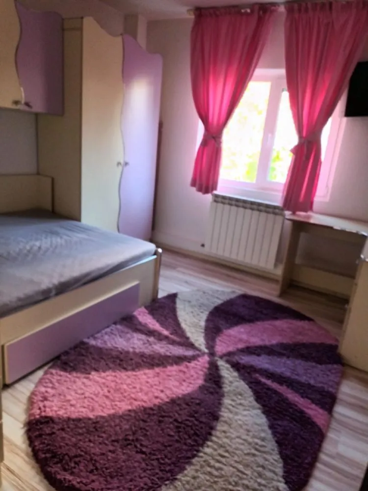 Vand apartament 3 camere - Vând apartament 3 camere 13 Septembrie, Prosper. Situat la etajul 1 din 8. Centrala termică hol H N