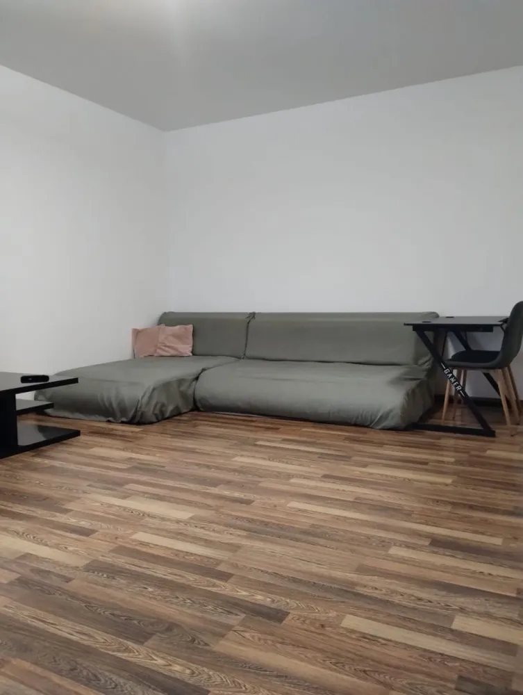Ag BRASADAS închiriază ap 2 cam Etaj2/3 din 2010 sup. 65mp - Agenția BRASADAS închiriază apartament cu doua camere în sectorul 6, la 5 minute de statia de metrou LUJERULUI, 5 minute pana la Mall Plazza, situat la etajul 2/3 cu suprafata utila de 65mp. Apartamentul a fost construit în anul 2010, are bucataria inchisa, balconul deschis si geam la baie. Nu se accepta animale de companie, studenți și fumatul în apartament.
