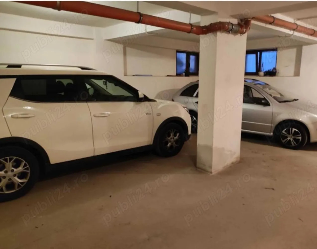 Ap 3 camere,curte, terasă vilă Dămăroaia - Blv Gloriei, Dămăroaia,ap 3 cam decomandat,parter înalt, 2 intrări,separat prin curte proprie și prin imobil, 2 bai, centrala termica proprie, jaluzele exterioare electrice la toate camerele, pergolă retractabilă pe toată suprafața terasei Garaj 2 locuri la subteran,sub apartament.(Vila 3etj+mansardă an construcție 2011, primii proprietari) Pretabil spatiu și pt firmă. Pretul este fix,nu este negociabil, 230.000 euro