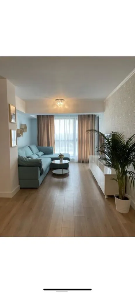 3 camere complet mobilat si utilat in Onix Park North Residence Pipera - ESTE INTERZISĂ DISTRIBUIREA, PRELUAREA SAU REPOSTAREA ACESTUI ANUNȚ, A POZELOR SAU DATELOR CE ÎL ÎNSOTESC DE CĂTRE AGENȚIILE IMOBILIARE. Apartament de 3 camere situat la etajul 3 din 4(orientare NORD si SUD), localizat în Ansamblul Onix Park North Residence Aviatiei Sector 1(an construcție 2022). Apartamentul este semi-decomandat, are o suprafață utilă de aproximativ 75 mp. Acesta dispune de o bucătărie închisă (mobilată și utilată). De asemenea, apartamentul este dotat cu o centrală proprie cu încălzire în pardoseală. In pretul de vânzare este inclus și un loc dublu de parcare (sistem Klaus). Locația excelentă în Nordul Capitalei oferă acces facil către orice punct de interes din București. În imediata apropiere sunt localizate stațiile de metrou Pipera și Aurel Vlaicu, precum și multiple variante de STB. În apropierea complexului puteți găsi tot ce aveți nevoie în domeniul medical (Regina Maria, Policlinica Pipera, clinică veterinară), săli de fitness (World Class, 18 Gym, Fit9 by Alma), centre comerciale (Lidl, Penny Market, Pipera Plaza, Anima, Promenada Mall, Mega Image, Kaufland etc.), restaurante și cafenele, școli și licee. Comision 0%