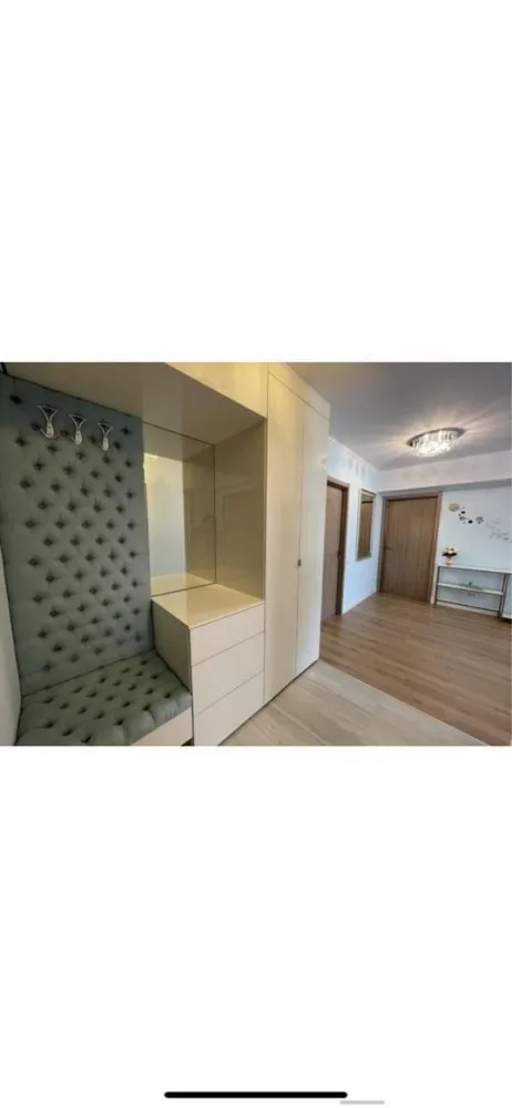 3 camere complet mobilat si utilat in Onix Park North Residence Pipera - ESTE INTERZISĂ DISTRIBUIREA, PRELUAREA SAU REPOSTAREA ACESTUI ANUNȚ, A POZELOR SAU DATELOR CE ÎL ÎNSOTESC DE CĂTRE AGENȚIILE IMOBILIARE. Apartament de 3 camere situat la etajul 3 din 4(orientare NORD si SUD), localizat în Ansamblul Onix Park North Residence Aviatiei Sector 1(an construcție 2022). Apartamentul este semi-decomandat, are o suprafață utilă de aproximativ 75 mp. Acesta dispune de o bucătărie închisă (mobilată și utilată). De asemenea, apartamentul este dotat cu o centrală proprie cu încălzire în pardoseală. In pretul de vânzare este inclus și un loc dublu de parcare (sistem Klaus). Locația excelentă în Nordul Capitalei oferă acces facil către orice punct de interes din București. În imediata apropiere sunt localizate stațiile de metrou Pipera și Aurel Vlaicu, precum și multiple variante de STB. În apropierea complexului puteți găsi tot ce aveți nevoie în domeniul medical (Regina Maria, Policlinica Pipera, clinică veterinară), săli de fitness (World Class, 18 Gym, Fit9 by Alma), centre comerciale (Lidl, Penny Market, Pipera Plaza, Anima, Promenada Mall, Mega Image, Kaufland etc.), restaurante și cafenele, școli și licee. Comision 0%