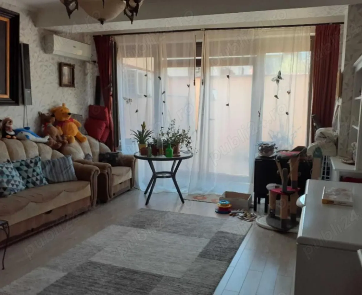 Ap 3 camere,curte, terasă vilă Dămăroaia - Blv Gloriei, Dămăroaia,ap 3 cam decomandat,parter înalt, 2 intrări,separat prin curte proprie și prin imobil, 2 bai, centrala termica proprie, jaluzele exterioare electrice la toate camerele, pergolă retractabilă pe toată suprafața terasei Garaj 2 locuri la subteran,sub apartament.(Vila 3etj+mansardă an construcție 2011, primii proprietari) Pretabil spatiu și pt firmă. Pretul este fix,nu este negociabil, 230.000 euro