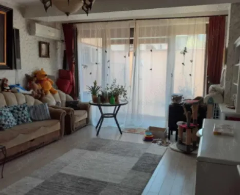 Ap 3 camere,curte, terasă vilă Dămăroaia