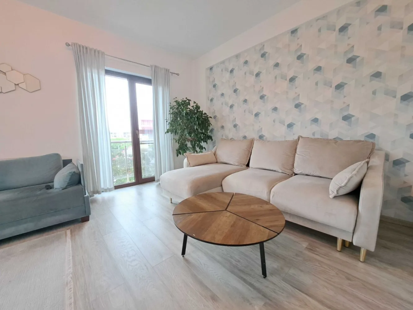 Proprietar vand ap 3 camere+parcare Titan/Nicolae Grigorescu/Parc IOR - Proprietar vand apartament 3 camere, etaj 3 din 5 in Titan, adresa: Aleea Fizicienilor 2B , cu urmatoarele caracteristici: - bloc nou 2020, zona verde, langa Mall, parc IOR, piata M Ambrozie; - Metrou Nicolae Grigorescu (5 min); - centrala propie; - lift; - loc de parcare acoperit( in proprietate/cu bariera); - apartamentul se vinde mobilat si utilat; - 2 unitati AC; - masina spalat vase - masina de spalat rufe cu uscator Nu colaboram cu agentii imobiliare.,