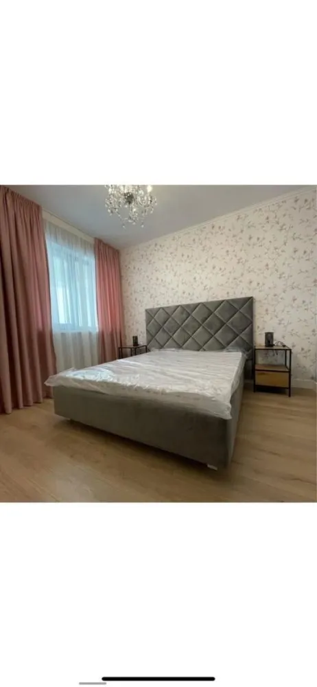 3 camere complet mobilat si utilat in Onix Park North Residence Pipera - ESTE INTERZISĂ DISTRIBUIREA, PRELUAREA SAU REPOSTAREA ACESTUI ANUNȚ, A POZELOR SAU DATELOR CE ÎL ÎNSOTESC DE CĂTRE AGENȚIILE IMOBILIARE. Apartament de 3 camere situat la etajul 3 din 4(orientare NORD si SUD), localizat în Ansamblul Onix Park North Residence Aviatiei Sector 1(an construcție 2022). Apartamentul este semi-decomandat, are o suprafață utilă de aproximativ 75 mp. Acesta dispune de o bucătărie închisă (mobilată și utilată). De asemenea, apartamentul este dotat cu o centrală proprie cu încălzire în pardoseală. In pretul de vânzare este inclus și un loc dublu de parcare (sistem Klaus). Locația excelentă în Nordul Capitalei oferă acces facil către orice punct de interes din București. În imediata apropiere sunt localizate stațiile de metrou Pipera și Aurel Vlaicu, precum și multiple variante de STB. În apropierea complexului puteți găsi tot ce aveți nevoie în domeniul medical (Regina Maria, Policlinica Pipera, clinică veterinară), săli de fitness (World Class, 18 Gym, Fit9 by Alma), centre comerciale (Lidl, Penny Market, Pipera Plaza, Anima, Promenada Mall, Mega Image, Kaufland etc.), restaurante și cafenele, școli și licee. Comision 0%