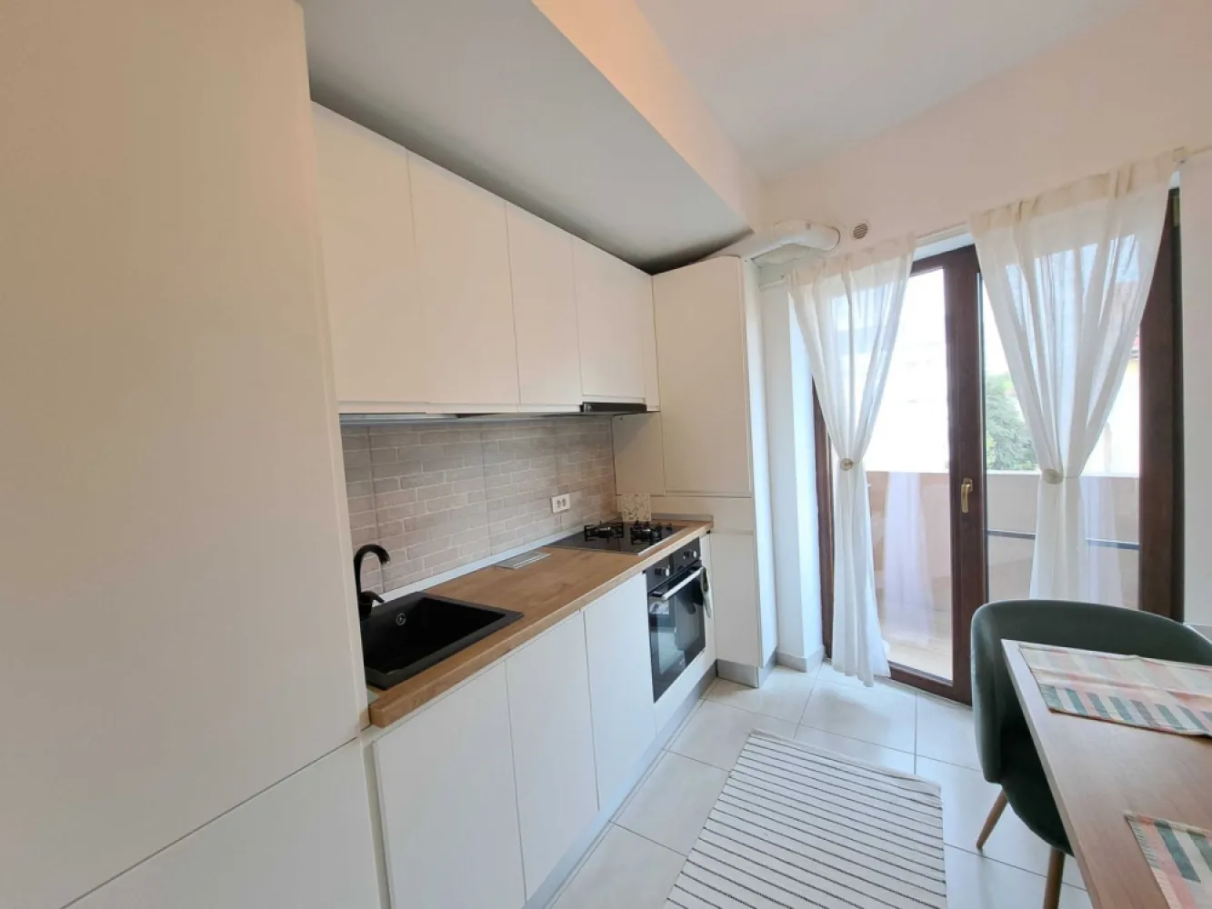 Proprietar vand ap 3 camere+parcare Titan/Nicolae Grigorescu/Parc IOR - Proprietar vand apartament 3 camere, etaj 3 din 5 in Titan, adresa: Aleea Fizicienilor 2B , cu urmatoarele caracteristici: - bloc nou 2020, zona verde, langa Mall, parc IOR, piata M Ambrozie; - Metrou Nicolae Grigorescu (5 min); - centrala propie; - lift; - loc de parcare acoperit( in proprietate/cu bariera); - apartamentul se vinde mobilat si utilat; - 2 unitati AC; - masina spalat vase - masina de spalat rufe cu uscator Nu colaboram cu agentii imobiliare.,
