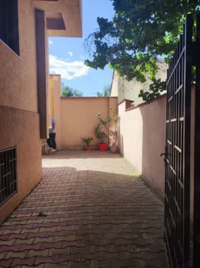Ap 3 camere,curte, terasă vilă Dămăroaia