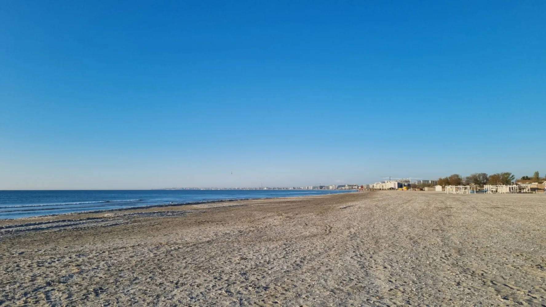 Ag. Eu. vinde AP. 2 Cam 49 mp Parter/8 finalizare 2024 feb. mamaia nord - Agentia Europa doreste sa va puna la dispozitie pentru vanzare apartamentul visurilor tale, de la malul mării! Apartamentul are suprafata utila 49 mp dintre care 8 mp este balconul . Amplasat într-o zonă liniștită a stațiunii Mamaia Nord, dar în același timp la doar 100 de metri de promenadă și plajă, proiectul îți oferă vacanța ta perfectă, acasă. Prin conceptul arhitectural deosebit, toți clienții vor beneficia de vedere către mare (atât din interior, cât și de pe terasă), indiferent de poziționarea în clădire. Fațadele cu terase nu vor fi niciodată umbrite sau obturate de o altă construcție vecină viitoare, având în vedere ca terenul are deschidere la două străzi publice (în față: strada B1; în spate: strada A6). Utilizarea eficientă a spațiilor, geometria pereților, generozitatea teraselor, potențialul turistic al zonei – fac din acest proiect probabil cea mai eficientă achiziție (raport calitate/preț) din stațiunea Mamaia Nord. Multiple modalități de plată: avans 50% + diferența la predare – prețuri cu discount 5%; avans 75% + diferența la predare – prețuri cu discount 20%; rate la dezvoltator. ApartamentUL se vinde la alb și beneficiază de următoarele dotări și finisaje: tâmplărie PVC, geam termoizolant ușă metalică la intrarea în locuință centrală proprie pe gaz pereți tencuiți mecanizat și finisați cu glet pardoseli la nivel de șapă instalația electrică, sanitară și termică – realizată pregătire pentru aer condiționat terase placate cu gresie + balustradă din sticlă casa scării echipată complet: pardoseli cu piatră naturală, balustradă, sistem de iluminat izolație exterioară 10cm lift modern videointerfon supraveghere video loc de parcare – 10.000€ + TVA sau disponibil pentru închiriere *Toate informațiile, schițele și pozele au exclusiv scop de prezentare! Suprafețele apartamentelor pot suferi modificări +/- 5% după măsurătorile cadastrale. In cazul achitarii unui avans maimare de 50% se aplica un discount de 5% In cazul achitarii unui avans maimare de 75 se aplica un discount de 20%
