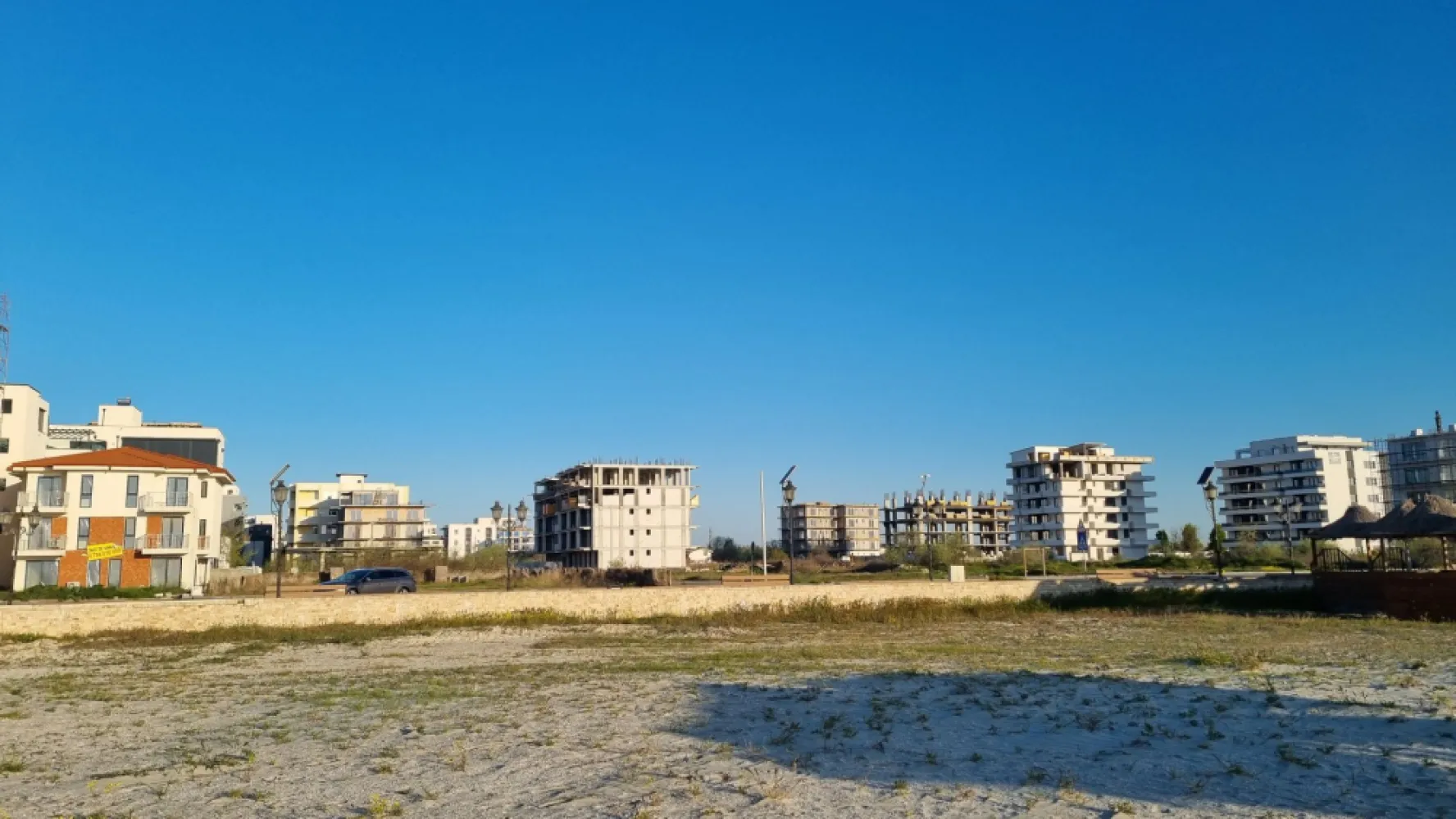 Ag. Eu. vinde AP. 2 Cam 49 mp Parter/8 finalizare 2024 feb. mamaia nord - Agentia Europa doreste sa va puna la dispozitie pentru vanzare apartamentul visurilor tale, de la malul mării! Apartamentul are suprafata utila 49 mp dintre care 8 mp este balconul . Amplasat într-o zonă liniștită a stațiunii Mamaia Nord, dar în același timp la doar 100 de metri de promenadă și plajă, proiectul îți oferă vacanța ta perfectă, acasă. Prin conceptul arhitectural deosebit, toți clienții vor beneficia de vedere către mare (atât din interior, cât și de pe terasă), indiferent de poziționarea în clădire. Fațadele cu terase nu vor fi niciodată umbrite sau obturate de o altă construcție vecină viitoare, având în vedere ca terenul are deschidere la două străzi publice (în față: strada B1; în spate: strada A6). Utilizarea eficientă a spațiilor, geometria pereților, generozitatea teraselor, potențialul turistic al zonei – fac din acest proiect probabil cea mai eficientă achiziție (raport calitate/preț) din stațiunea Mamaia Nord. Multiple modalități de plată: avans 50% + diferența la predare – prețuri cu discount 5%; avans 75% + diferența la predare – prețuri cu discount 20%; rate la dezvoltator. ApartamentUL se vinde la alb și beneficiază de următoarele dotări și finisaje: tâmplărie PVC, geam termoizolant ușă metalică la intrarea în locuință centrală proprie pe gaz pereți tencuiți mecanizat și finisați cu glet pardoseli la nivel de șapă instalația electrică, sanitară și termică – realizată pregătire pentru aer condiționat terase placate cu gresie + balustradă din sticlă casa scării echipată complet: pardoseli cu piatră naturală, balustradă, sistem de iluminat izolație exterioară 10cm lift modern videointerfon supraveghere video loc de parcare – 10.000€ + TVA sau disponibil pentru închiriere *Toate informațiile, schițele și pozele au exclusiv scop de prezentare! Suprafețele apartamentelor pot suferi modificări +/- 5% după măsurătorile cadastrale. In cazul achitarii unui avans maimare de 50% se aplica un discount de 5% In cazul achitarii unui avans maimare de 75 se aplica un discount de 20%