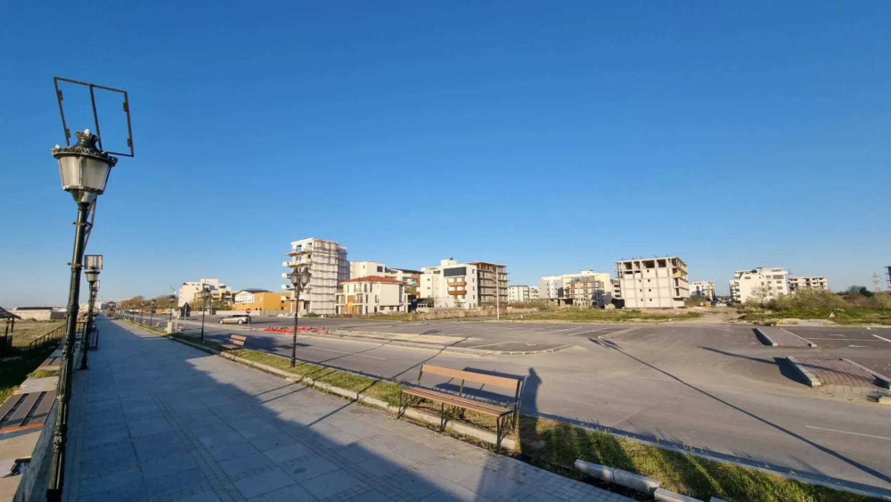 Ag. Eu. vinde AP. 2 Cam 49 mp Parter/8 finalizare 2024 feb. mamaia nord - Agentia Europa doreste sa va puna la dispozitie pentru vanzare apartamentul visurilor tale, de la malul mării! Apartamentul are suprafata utila 49 mp dintre care 8 mp este balconul . Amplasat într-o zonă liniștită a stațiunii Mamaia Nord, dar în același timp la doar 100 de metri de promenadă și plajă, proiectul îți oferă vacanța ta perfectă, acasă. Prin conceptul arhitectural deosebit, toți clienții vor beneficia de vedere către mare (atât din interior, cât și de pe terasă), indiferent de poziționarea în clădire. Fațadele cu terase nu vor fi niciodată umbrite sau obturate de o altă construcție vecină viitoare, având în vedere ca terenul are deschidere la două străzi publice (în față: strada B1; în spate: strada A6). Utilizarea eficientă a spațiilor, geometria pereților, generozitatea teraselor, potențialul turistic al zonei – fac din acest proiect probabil cea mai eficientă achiziție (raport calitate/preț) din stațiunea Mamaia Nord. Multiple modalități de plată: avans 50% + diferența la predare – prețuri cu discount 5%; avans 75% + diferența la predare – prețuri cu discount 20%; rate la dezvoltator. ApartamentUL se vinde la alb și beneficiază de următoarele dotări și finisaje: tâmplărie PVC, geam termoizolant ușă metalică la intrarea în locuință centrală proprie pe gaz pereți tencuiți mecanizat și finisați cu glet pardoseli la nivel de șapă instalația electrică, sanitară și termică – realizată pregătire pentru aer condiționat terase placate cu gresie + balustradă din sticlă casa scării echipată complet: pardoseli cu piatră naturală, balustradă, sistem de iluminat izolație exterioară 10cm lift modern videointerfon supraveghere video loc de parcare – 10.000€ + TVA sau disponibil pentru închiriere *Toate informațiile, schițele și pozele au exclusiv scop de prezentare! Suprafețele apartamentelor pot suferi modificări +/- 5% după măsurătorile cadastrale. In cazul achitarii unui avans maimare de 50% se aplica un discount de 5% In cazul achitarii unui avans maimare de 75 se aplica un discount de 20%