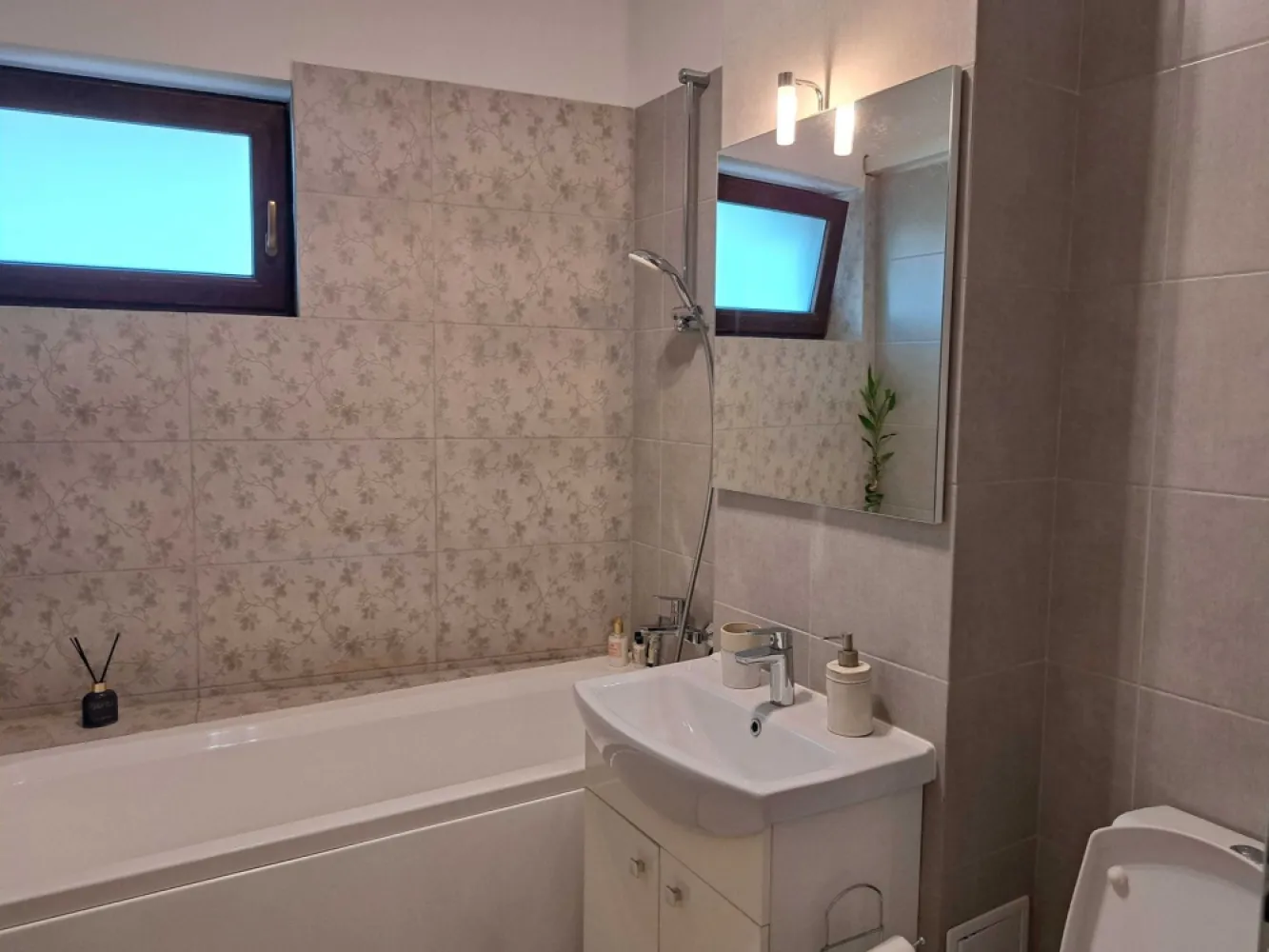 Proprietar vand ap 3 camere+parcare Titan/Nicolae Grigorescu/Parc IOR - Proprietar vand apartament 3 camere, etaj 3 din 5 in Titan, adresa: Aleea Fizicienilor 2B , cu urmatoarele caracteristici: - bloc nou 2020, zona verde, langa Mall, parc IOR, piata M Ambrozie; - Metrou Nicolae Grigorescu (5 min); - centrala propie; - lift; - loc de parcare acoperit( in proprietate/cu bariera); - apartamentul se vinde mobilat si utilat; - 2 unitati AC; - masina spalat vase - masina de spalat rufe cu uscator Nu colaboram cu agentii imobiliare.,