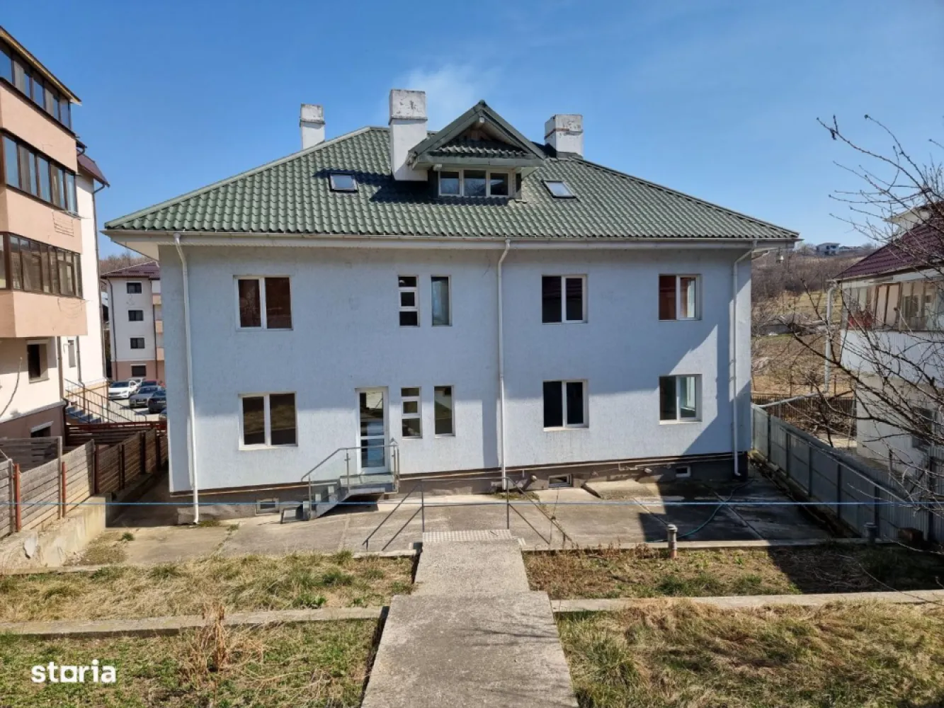 Chirie sau Vânzare - Vila Mare 3 Apartamente + Buncăr – Privat Afacere - Vă rugăm să ne contactați pe numărul inclus pe WhatsApp. Situată la doar 300m de fostul Dedeman Manta Roșie Iași, la 7 minute de Centrul Iași, această uimitoare proprietate cu 14 dormitoare (fără a pune la socoteală 8 camere la demisolul casei), trei camere de zi, trei bucătării, patru băi, trei camere de duș și trei WC separate, balcon mare și un demisol complet care cuprinde: garaj, cameră mare (Sala Sport) și alte șapte camere, toate acestea fiind împărțite pe trei apartamente, oferind o abundenta de spațiu contemporan locuibil cu elemente și aplicații luxoase împreună cu o grădină mare atât în față cât și în spate, fiind împărțită pe patru nivele. Buncăr cu pereți din beton de 60cm cu fier armat la o adâncime semnificativă și sigură.   Construcție NOUĂ - 1853m2 teren Suprafața UTILĂ: 708m2   PRINCIPALELE ELEMENTE: • Situată pe o stradă închisă la marginea Iașiului (7 minute până în centrul cu mașina) • Condiții de locuit și relaxare extraordinar de spațioase • Terminată la un standard excepțional • O bucătărie montată, iar celelalte două așteaptă specificațiile clientului • Dormitor principal (master) cu toaletă încorporată. Proprietatea beneficiază de un BUNCĂR Subteran pentru adăpost, situat la o adâncime de aprox 5m construit din beton și fier armat.   Această proprietate (11mx16m) a fost construită la standardele cele mai înalte. Nu s-au făcut economii. Demisolul este din beton cu fier armat în pereți. Întreaga casă este construită cu Cărămizi Soracem. Pe pereții exteriori, cărămida a fost așezată perpendicular pe perete pentru a mări grosimea peretelui. Toate plăcile dintre etaje sunt din beton și au patru rânduri de fier armat pentru rezistență.   Toate ușile sunt certificate să reziste 60min la incendiu (importate din UK) Parchet în toată casa din Lemn Masiv 22mm (importat din UK) cu excepția Holuri unde există Parchet Solid Stratificat, conductor termic pentru a facilita încălzirea prin pardoseală.   În toate bucătăriile, camerele de zi/holuri, toalete, wc și dușuri, există încălzire în pardoseală pe bază de apă. Demisolul și bucătăria și toaleta de la apartamentul trei beneficiază de încălzire în pardoseală pe bază de curent.   Proprietatea beneficiază de curent la 380kw. Fiecare apartament are curent și contor separat.   Fiecare încăpere are rețea de Internet/Telefon/TV și toate duc la o zonă centralizată. Cel mai performant sistem de supraveghere video: PTZ CCTV (motorizate), 20x Zoom, 1080p, 2MP, Infraroșu, Ștergător, Detectarea Mișcării și Auto Tracking. Supraveghere și înregistrare atât locală cât și de la distanță, pe o gamă largă și modernă de echipamente.   La fiecare etaj al fiecărui apartament există interfon Audio/Video (color), și de aici se poate comunica la poartă, se poate deschide poarta mică sau poarta pentru autovehicule.   Apartamentul trei beneficiază de un pod suficient de mare pentru a face încă un apartament cu două camere. Toate documentele sunt la zi. Nu este nevoie de obținerea vreunui document.   Toată construcția este protejată contra frigului sau a căldurii de polistiren extrudat.   Fiecare apartament are sistem de încălzire, centrală termică proprie, și contor propriu. Toată apa din proprietate este dedurizată și tratată electronic de WaterKing WK4   Apartamentul 1 și 2 (pe lângă centralele pe gaz) au opțiunea de a avea fiecare centrală proprie pe lemne care să funcționeze separate sau simultan cu cea pe gaz.   Această proprietate a fost proiectată să funcționeze ca 3 apartamente diferite, poate chiar 4 dacă doriți să folosiți demisolul separat, sau cu puține modificări, poate fi folosită ca o singură proprietate cu toate spațiile interconectate.   Apartamentul 1 se întinde pe 3 etaje: 8 Dormitoare (1 Ensuite - Etaj 1) pe ambele etaje superioare 2 Camere de zi foarte mari, una pe fiecare etaj 1 Bucătărie (parter) 1 Sală de mese (parter) 1 Toaletă (etaj 1) 1 WC (parter) 1 Duș (parter) Demisol: 1 Garaj 1 WC/Duș 4 camere duble 1 cameră quad   Apartamentul 2 se întinde pe 3 etaje: 3 Dormitoare pe ambele etaje superioare 1 Bucătărie (parter) 1 Toaletă (etaj 1) 1 WC (parter) 1 Duș (parter) Demisol: 3 camere duble   Apartamentul 3 este în mansardă și este format din: 3 dormitoare triple 1 Camera de zi 1 bucătărie 1 Toaletă POD - Suficient de mare și înalt pentru a putea fi compartimentat.   Vă putem pune la dispoziție multe alte fotografii din interior și exterior.
