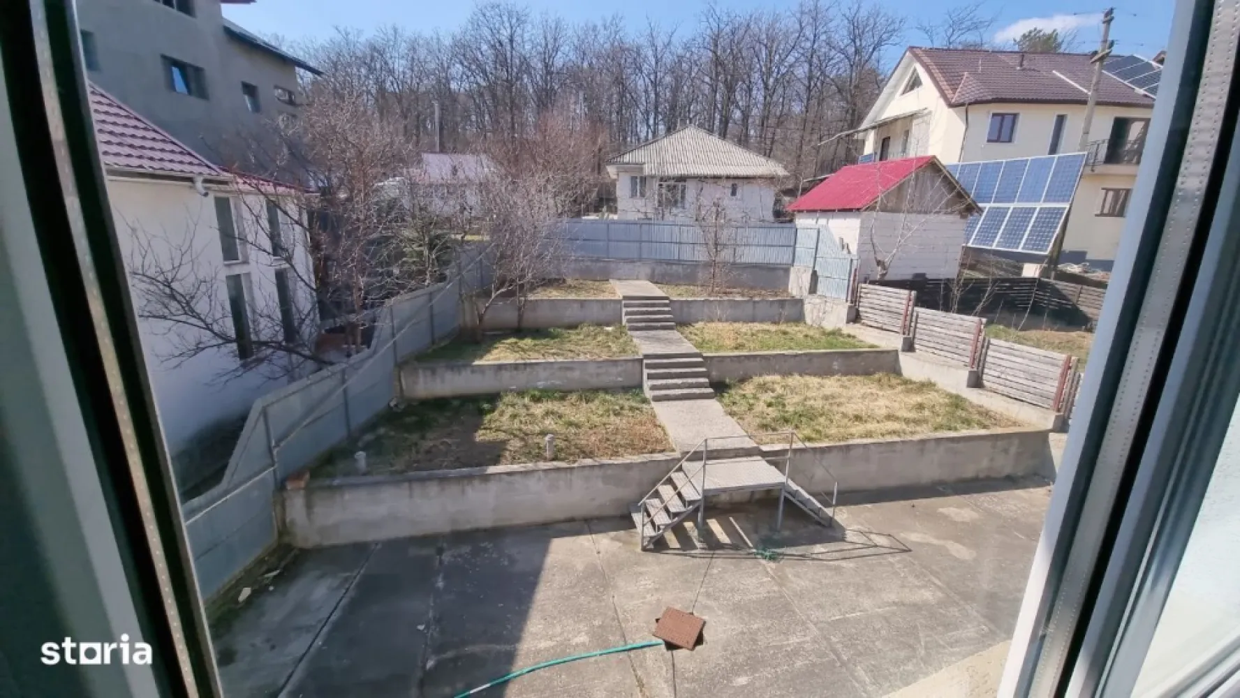 Chirie sau Vânzare - Vila Mare 3 Apartamente + Buncăr – Privat Afacere - Vă rugăm să ne contactați pe numărul inclus pe WhatsApp. Situată la doar 300m de fostul Dedeman Manta Roșie Iași, la 7 minute de Centrul Iași, această uimitoare proprietate cu 14 dormitoare (fără a pune la socoteală 8 camere la demisolul casei), trei camere de zi, trei bucătării, patru băi, trei camere de duș și trei WC separate, balcon mare și un demisol complet care cuprinde: garaj, cameră mare (Sala Sport) și alte șapte camere, toate acestea fiind împărțite pe trei apartamente, oferind o abundenta de spațiu contemporan locuibil cu elemente și aplicații luxoase împreună cu o grădină mare atât în față cât și în spate, fiind împărțită pe patru nivele. Buncăr cu pereți din beton de 60cm cu fier armat la o adâncime semnificativă și sigură.   Construcție NOUĂ - 1853m2 teren Suprafața UTILĂ: 708m2   PRINCIPALELE ELEMENTE: • Situată pe o stradă închisă la marginea Iașiului (7 minute până în centrul cu mașina) • Condiții de locuit și relaxare extraordinar de spațioase • Terminată la un standard excepțional • O bucătărie montată, iar celelalte două așteaptă specificațiile clientului • Dormitor principal (master) cu toaletă încorporată. Proprietatea beneficiază de un BUNCĂR Subteran pentru adăpost, situat la o adâncime de aprox 5m construit din beton și fier armat.   Această proprietate (11mx16m) a fost construită la standardele cele mai înalte. Nu s-au făcut economii. Demisolul este din beton cu fier armat în pereți. Întreaga casă este construită cu Cărămizi Soracem. Pe pereții exteriori, cărămida a fost așezată perpendicular pe perete pentru a mări grosimea peretelui. Toate plăcile dintre etaje sunt din beton și au patru rânduri de fier armat pentru rezistență.   Toate ușile sunt certificate să reziste 60min la incendiu (importate din UK) Parchet în toată casa din Lemn Masiv 22mm (importat din UK) cu excepția Holuri unde există Parchet Solid Stratificat, conductor termic pentru a facilita încălzirea prin pardoseală.   În toate bucătăriile, camerele de zi/holuri, toalete, wc și dușuri, există încălzire în pardoseală pe bază de apă. Demisolul și bucătăria și toaleta de la apartamentul trei beneficiază de încălzire în pardoseală pe bază de curent.   Proprietatea beneficiază de curent la 380kw. Fiecare apartament are curent și contor separat.   Fiecare încăpere are rețea de Internet/Telefon/TV și toate duc la o zonă centralizată. Cel mai performant sistem de supraveghere video: PTZ CCTV (motorizate), 20x Zoom, 1080p, 2MP, Infraroșu, Ștergător, Detectarea Mișcării și Auto Tracking. Supraveghere și înregistrare atât locală cât și de la distanță, pe o gamă largă și modernă de echipamente.   La fiecare etaj al fiecărui apartament există interfon Audio/Video (color), și de aici se poate comunica la poartă, se poate deschide poarta mică sau poarta pentru autovehicule.   Apartamentul trei beneficiază de un pod suficient de mare pentru a face încă un apartament cu două camere. Toate documentele sunt la zi. Nu este nevoie de obținerea vreunui document.   Toată construcția este protejată contra frigului sau a căldurii de polistiren extrudat.   Fiecare apartament are sistem de încălzire, centrală termică proprie, și contor propriu. Toată apa din proprietate este dedurizată și tratată electronic de WaterKing WK4   Apartamentul 1 și 2 (pe lângă centralele pe gaz) au opțiunea de a avea fiecare centrală proprie pe lemne care să funcționeze separate sau simultan cu cea pe gaz.   Această proprietate a fost proiectată să funcționeze ca 3 apartamente diferite, poate chiar 4 dacă doriți să folosiți demisolul separat, sau cu puține modificări, poate fi folosită ca o singură proprietate cu toate spațiile interconectate.   Apartamentul 1 se întinde pe 3 etaje: 8 Dormitoare (1 Ensuite - Etaj 1) pe ambele etaje superioare 2 Camere de zi foarte mari, una pe fiecare etaj 1 Bucătărie (parter) 1 Sală de mese (parter) 1 Toaletă (etaj 1) 1 WC (parter) 1 Duș (parter) Demisol: 1 Garaj 1 WC/Duș 4 camere duble 1 cameră quad   Apartamentul 2 se întinde pe 3 etaje: 3 Dormitoare pe ambele etaje superioare 1 Bucătărie (parter) 1 Toaletă (etaj 1) 1 WC (parter) 1 Duș (parter) Demisol: 3 camere duble   Apartamentul 3 este în mansardă și este format din: 3 dormitoare triple 1 Camera de zi 1 bucătărie 1 Toaletă POD - Suficient de mare și înalt pentru a putea fi compartimentat.   Vă putem pune la dispoziție multe alte fotografii din interior și exterior.