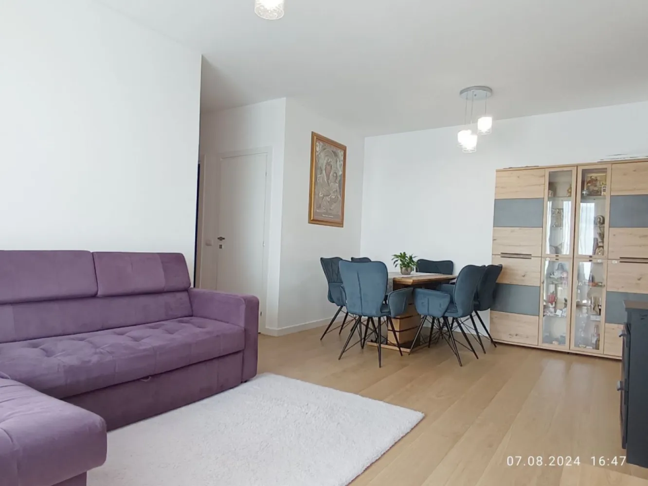 PROPRIETAR | Apartament 3 camere | AFI CITY Bucurestii Noi - Se ofera spre vanzare un apartament modern cu 3 camere in Complexul Rezidential AFI City, langa statia de metrou Laminorului, in zona Bucurestii Noi. Imobilul se afla intr-un bloc de apartamente, construit in anul 2020, la etajul 10/ 11. Imobilul este precertificat Green Homes. Certificat energetic clasa A. Apartamentul detine o suprafata totala de 75 mp, din care un balcon de 6 mp si o zona tehnica. Locuinta este alcatuita dintr-o camera de zi, doua dormitoare (cel matrimonial cu baie proprie și cada), o bucatarie inchisa, doua bai, o debara, un balcon si un spatiu tehnic. Apartamentul este nou si nu necesita renovare. Se vinde utilat si mobilat: Electrocasnice din bucătărie sunt toate incorporate: masina de spalat vase, plita, cuptor, cuptor cu microunde, combina frigorifica, hota. Masina de spalat rufe cu functie de uscator in debara si un aparat de aer conditionat in living. Confortul termic este realizat cu ajutorul centralei proprii pe gaz Buderus cu circuit de incalzire in pardoseala si termostat in fiecare camera. Accesul la mijloacele de transport in comun facil: 5 minute pana la statia de metrou Laminorului, autobuz statia Laromet. In imediata apropiere se intalnesc puncte farmaceutice, medicale, comerciale, educationale, de divertisment, bancare, parcuri, piete, etc. Separat exista si loc de parcare in interiorul complexului. Direct proprietar.