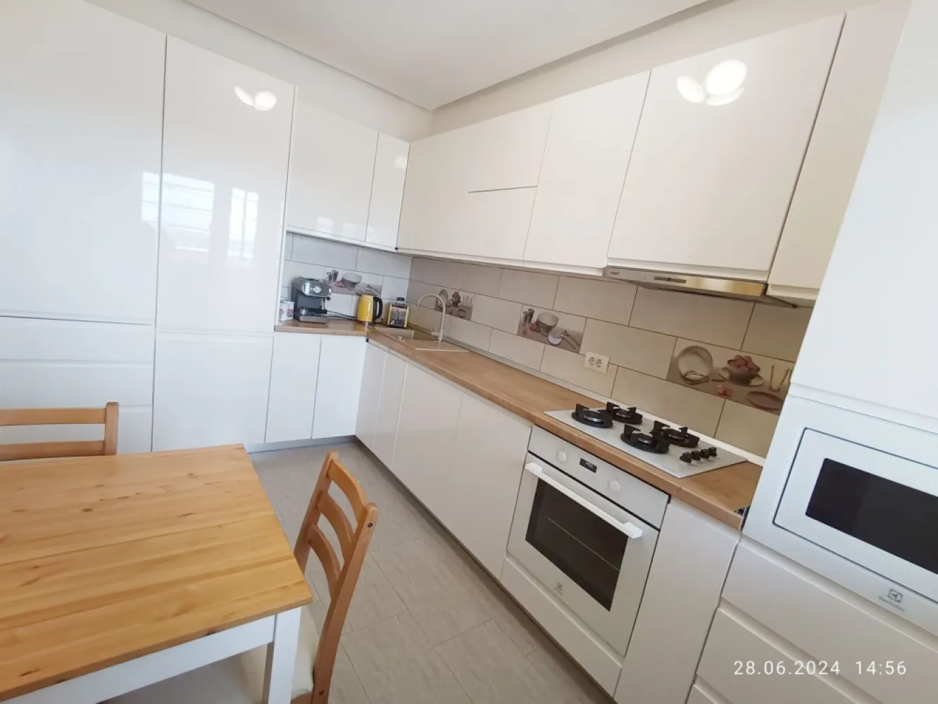 PROPRIETAR | Apartament 3 camere | AFI CITY Bucurestii Noi - Se ofera spre vanzare un apartament modern cu 3 camere in Complexul Rezidential AFI City, langa statia de metrou Laminorului, in zona Bucurestii Noi. Imobilul se afla intr-un bloc de apartamente, construit in anul 2020, la etajul 10/ 11. Imobilul este precertificat Green Homes. Certificat energetic clasa A. Apartamentul detine o suprafata totala de 75 mp, din care un balcon de 6 mp si o zona tehnica. Locuinta este alcatuita dintr-o camera de zi, doua dormitoare (cel matrimonial cu baie proprie și cada), o bucatarie inchisa, doua bai, o debara, un balcon si un spatiu tehnic. Apartamentul este nou si nu necesita renovare. Se vinde utilat si mobilat: Electrocasnice din bucătărie sunt toate incorporate: masina de spalat vase, plita, cuptor, cuptor cu microunde, combina frigorifica, hota. Masina de spalat rufe cu functie de uscator in debara si un aparat de aer conditionat in living. Confortul termic este realizat cu ajutorul centralei proprii pe gaz Buderus cu circuit de incalzire in pardoseala si termostat in fiecare camera. Accesul la mijloacele de transport in comun facil: 5 minute pana la statia de metrou Laminorului, autobuz statia Laromet. In imediata apropiere se intalnesc puncte farmaceutice, medicale, comerciale, educationale, de divertisment, bancare, parcuri, piete, etc. Separat exista si loc de parcare in interiorul complexului. Direct proprietar.