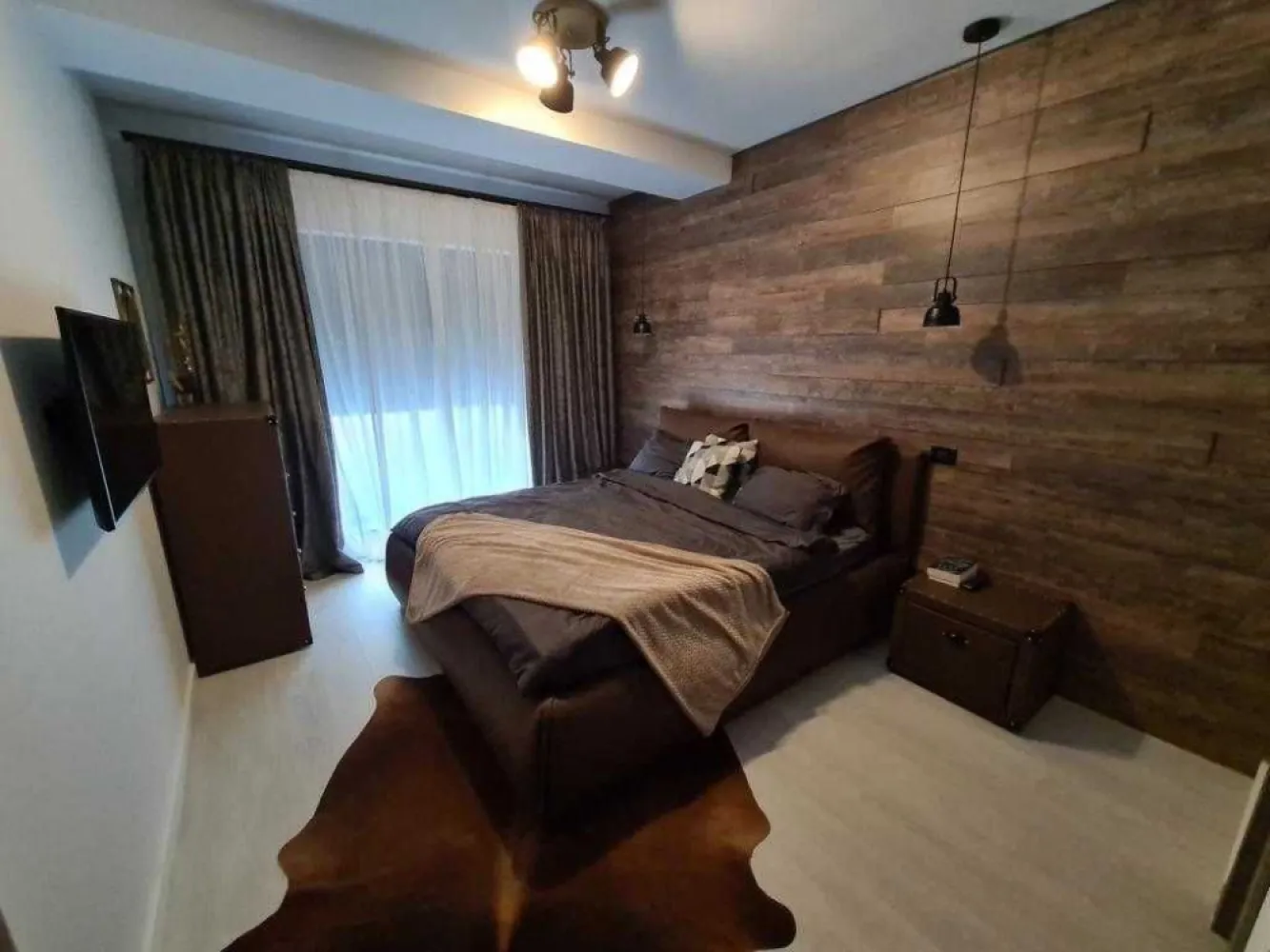 Apartament Modern cu 3 Camere în 21 Residence, cu Parcare și Boxă - Vă propun spre vânzare un apartament modern cu 3 camere, situat în Complexul 21 Residence, la doar 6 minute de mers pe jos de stația de metrou Lujerului. Această proprietate include un loc de parcare subteran și o boxă de depozitare (acestea nu se vând separat), la un cost suplimentar de 25.000EUR. Detalii despre apartament: -> Suprafață utilă: 82 mp, compartimentare decomandată, spațiu generos și bine organizat. -> Camere: 3 camere spațioase - living luminos, 2 dormitoare, bucătărie separată, baie, balcon și hol. -> Mobilare și utilare: Apartamentul este complet mobilat și dotat cu mobilier premium și electrocasnice moderne, gata pentru locuire. Dotări și facilități: -> Loc de parcare și boxă de depozitare (aprox. 6 mp): incluse separat la prețul de 25.000 EUR -> Acces rapid la metrou: Stația Lujerului la 6 minute distanță, oferind o conectivitate excelentă. -> Locație: Complexul este situat într-o zonă bine conectată, aproape de centre comerciale, restaurante, parcuri și Universitatea Politehnica, ideală pentru familii și tineri profesioniști. Preț: -> 240.000 EUR – pentru apartamentul complet mobilat și utilat. -> 25.000 EUR – pentru locul de parcare subteran și boxa de depozitare, care nu se vând separat. Pentru mai multe detalii sau o vizionare, vă stăm la dispoziție. Această proprietate reprezintă o oportunitate excelentă pentru cei care caută un spațiu modern, spațios și bine poziționat în București.