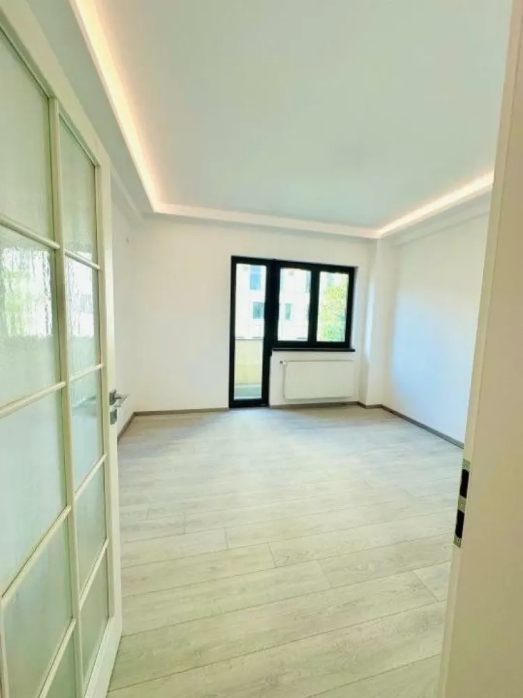 Apartament de vanzare 3 camere Calea Victoriei! - Proprietar ofer spre vanzare apartament pe Calea Victoriei! Locuinta a fost proaspat renovata, totul este nou, instalatie electrica refacuta! Etaj: 3 Suprafata utila: 90 mp Suprafata totala: 106.37 mp