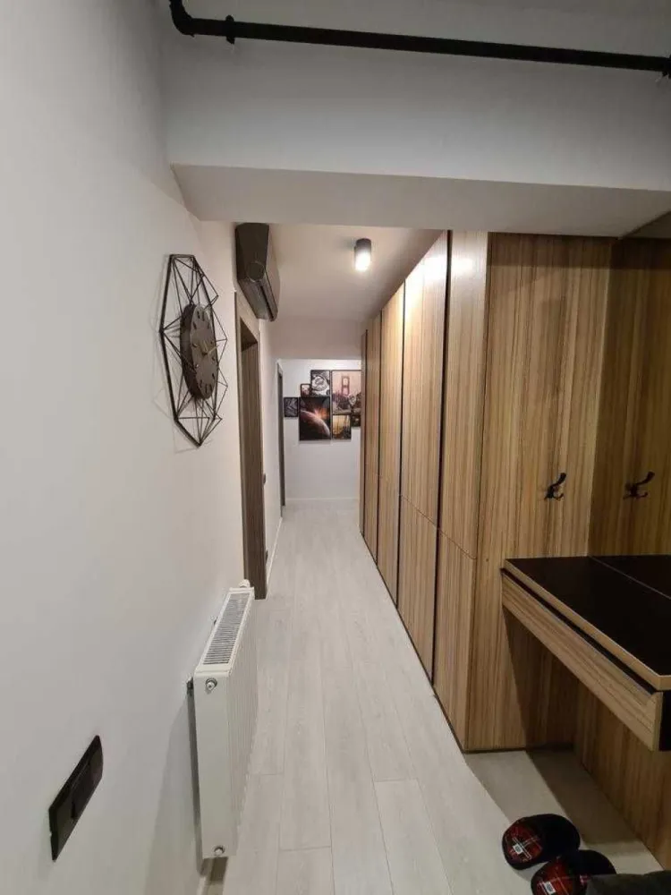 Apartament Modern cu 3 Camere în 21 Residence, cu Parcare și Boxă - Vă propun spre vânzare un apartament modern cu 3 camere, situat în Complexul 21 Residence, la doar 6 minute de mers pe jos de stația de metrou Lujerului. Această proprietate include un loc de parcare subteran și o boxă de depozitare (acestea nu se vând separat), la un cost suplimentar de 25.000EUR. Detalii despre apartament: -> Suprafață utilă: 82 mp, compartimentare decomandată, spațiu generos și bine organizat. -> Camere: 3 camere spațioase - living luminos, 2 dormitoare, bucătărie separată, baie, balcon și hol. -> Mobilare și utilare: Apartamentul este complet mobilat și dotat cu mobilier premium și electrocasnice moderne, gata pentru locuire. Dotări și facilități: -> Loc de parcare și boxă de depozitare (aprox. 6 mp): incluse separat la prețul de 25.000 EUR -> Acces rapid la metrou: Stația Lujerului la 6 minute distanță, oferind o conectivitate excelentă. -> Locație: Complexul este situat într-o zonă bine conectată, aproape de centre comerciale, restaurante, parcuri și Universitatea Politehnica, ideală pentru familii și tineri profesioniști. Preț: -> 240.000 EUR – pentru apartamentul complet mobilat și utilat. -> 25.000 EUR – pentru locul de parcare subteran și boxa de depozitare, care nu se vând separat. Pentru mai multe detalii sau o vizionare, vă stăm la dispoziție. Această proprietate reprezintă o oportunitate excelentă pentru cei care caută un spațiu modern, spațios și bine poziționat în București.