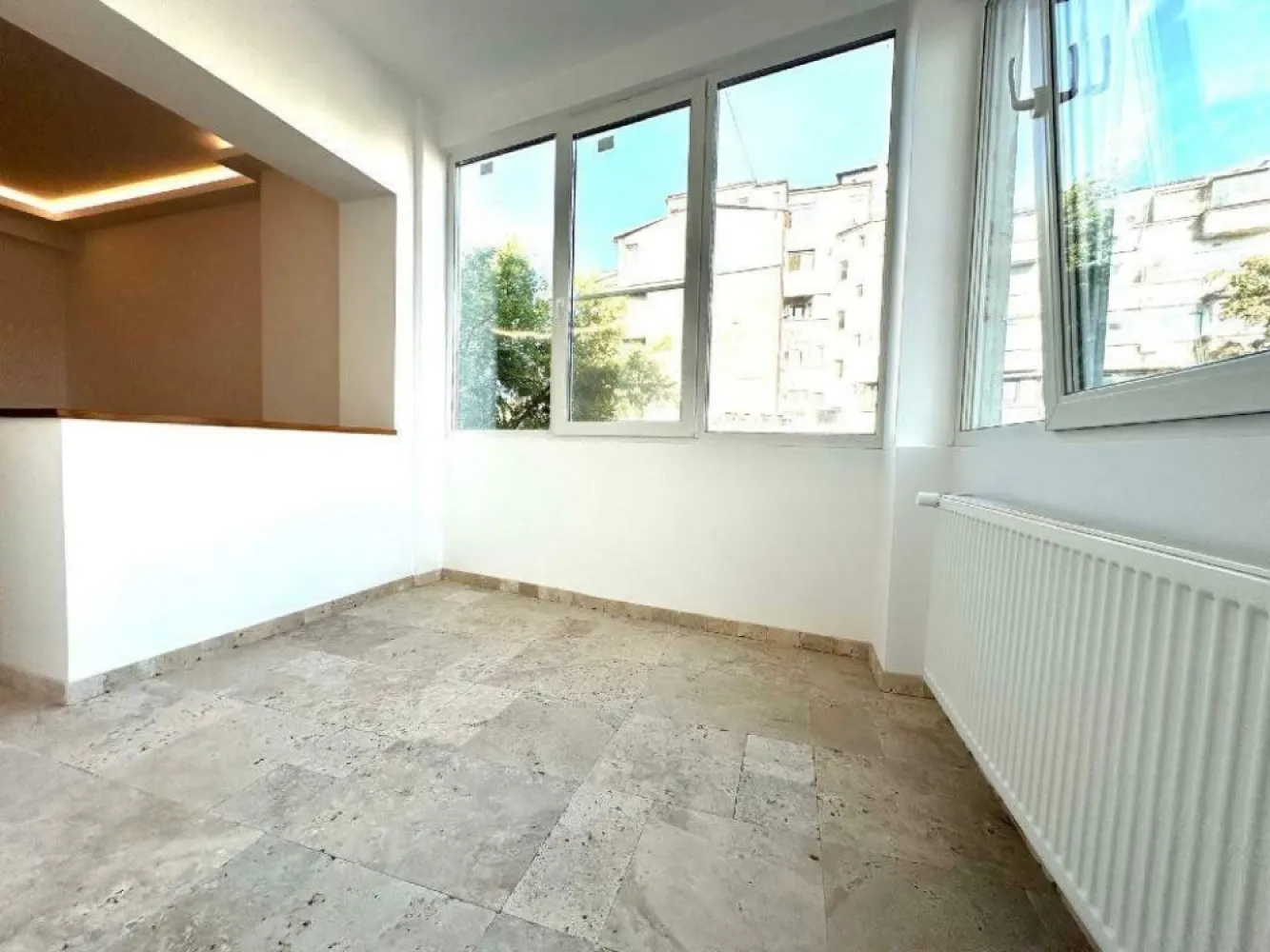 Apartament de vanzare 3 camere Calea Victoriei! - Proprietar ofer spre vanzare apartament pe Calea Victoriei! Locuinta a fost proaspat renovata, totul este nou, instalatie electrica refacuta! Etaj: 3 Suprafata utila: 90 mp Suprafata totala: 106.37 mp