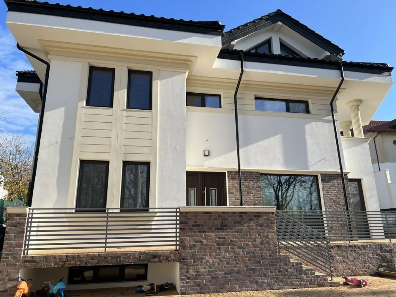 Vila Bucium D+P+E+M - Se vinde casa în Bucium zona “Cardinale”, anul finalizării construcției 2022. Imobilul este amplasat pe o suprafață de teren de 704 mp cu acces de la șoseaua Iasi-Vaslui și are o suprafață desfășurată de aproximativ 380mp împărțită astfel: Demisol 65 mp - camera tehnica, cămară, spațiu depozitare. Parter 105,6 mp - Hol, baie, 2 dormitoare, bucătărie închisă și living cu loc luat masa Etaj 105,6 mp - 2 dormitoare cu baie proprie și birou Mansardă 105,6 mp - Dresing, loc de joacă copii, baie. Imobilul dispune de toate utilitățile (apa curentă, canalizare, gaz, energie electrică racord trifazic), încălzire în pardoseală la parter și etaj și radiatoare la demisol și mansardă.