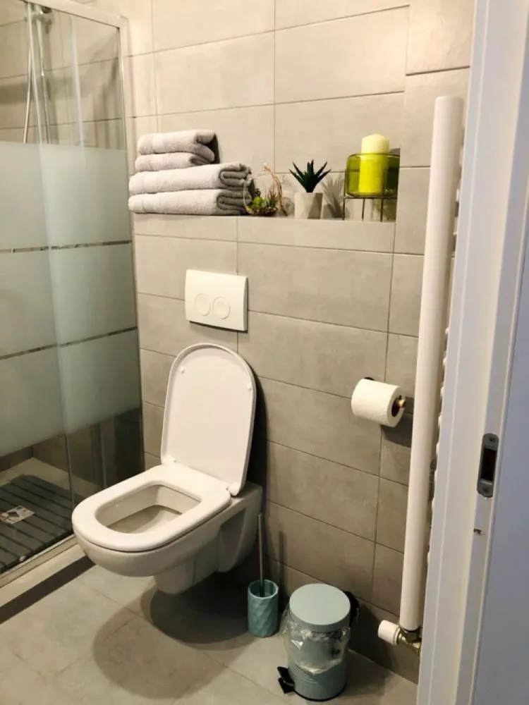 Vand Studio Casa del Mar Mamaia - Vand studio modern in ansamblul rezidential Casa Del Mar, Mamaia. Detalii despre imbobil: - se afla la etajul 8, cu suprafata totala 42mp, terasa foarte generoasa de 9mp - dispune de sistem smart home (functionalitatile apartamentului pot fi gestionate din telefon sau panou centralizator), finisaje de calitate, incalzire in pardoseala, utilitati complete (gaze, electricitate, apa) - Design interior complet echipat cu mobila Mobexpert (bucatarie, baie, dormitor) - este izolat fonic, amplasat optim, ferit se agitatie si zgomot - are vedere frontala catre lac si catre mare - se afla la 2 minute pe jos de plaja din Mamaia Nord - se afla la 5 minute pe jos de zona animata si comerciala din Mamaia Nord (Loft, Crazy Beach, Fratelli Beach&Club, Breeze, etc) Imobilul se vinde in varianta complet mobilata si utilata conform pozelor. Imobilul poate fi imediat locuibil si utilizat, fie in scop comercial sau personal. Va rugam sa ne contactati pentru mai multe detalii.