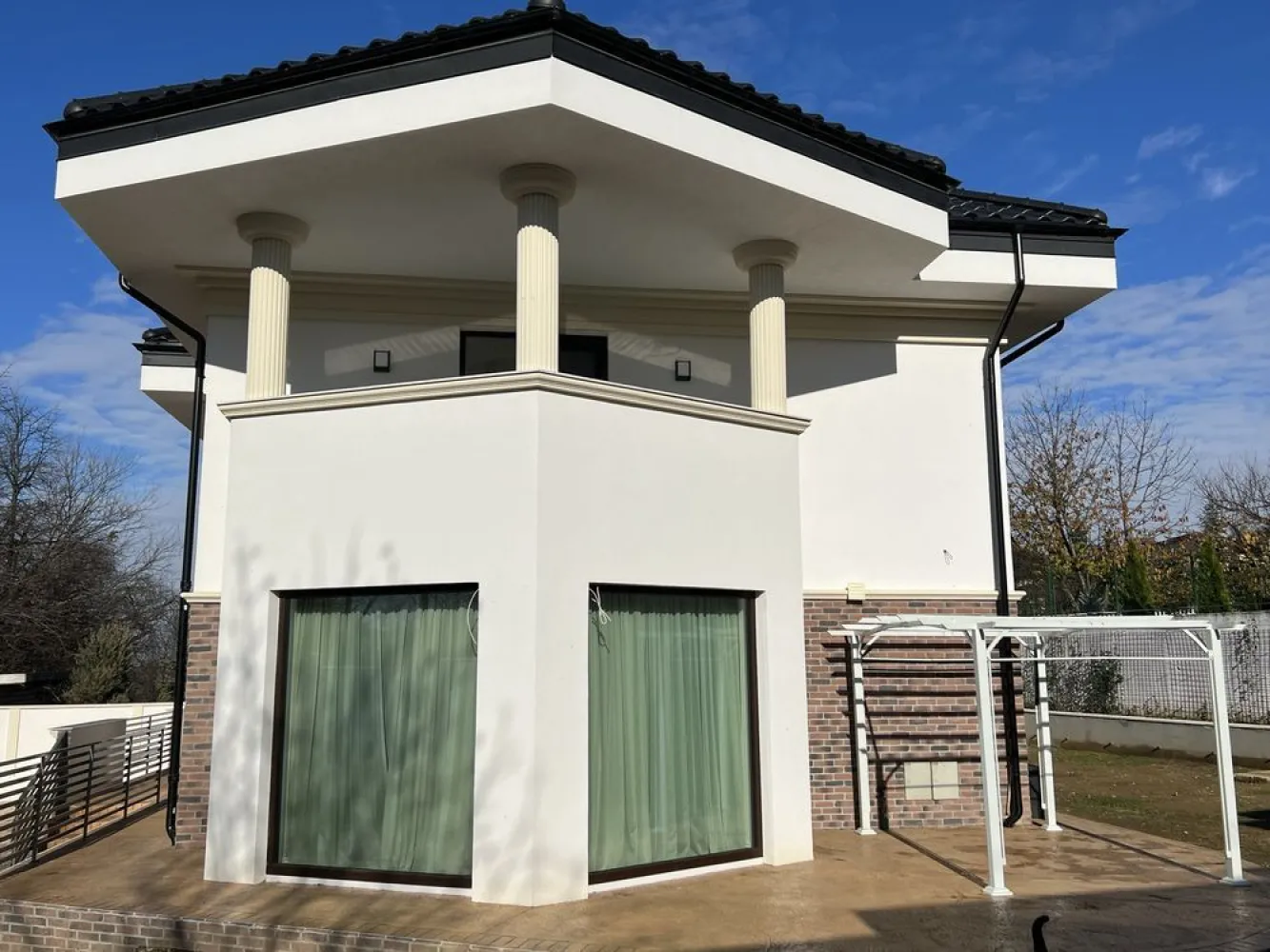 Vila Bucium D+P+E+M - Se vinde casa în Bucium zona “Cardinale”, anul finalizării construcției 2022. Imobilul este amplasat pe o suprafață de teren de 704 mp cu acces de la șoseaua Iasi-Vaslui și are o suprafață desfășurată de aproximativ 380mp împărțită astfel: Demisol 65 mp - camera tehnica, cămară, spațiu depozitare. Parter 105,6 mp - Hol, baie, 2 dormitoare, bucătărie închisă și living cu loc luat masa Etaj 105,6 mp - 2 dormitoare cu baie proprie și birou Mansardă 105,6 mp - Dresing, loc de joacă copii, baie. Imobilul dispune de toate utilitățile (apa curentă, canalizare, gaz, energie electrică racord trifazic), încălzire în pardoseală la parter și etaj și radiatoare la demisol și mansardă.
