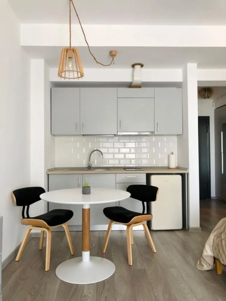 Vand Studio Casa del Mar Mamaia - Vand studio modern in ansamblul rezidential Casa Del Mar, Mamaia. Detalii despre imbobil: - se afla la etajul 8, cu suprafata totala 42mp, terasa foarte generoasa de 9mp - dispune de sistem smart home (functionalitatile apartamentului pot fi gestionate din telefon sau panou centralizator), finisaje de calitate, incalzire in pardoseala, utilitati complete (gaze, electricitate, apa) - Design interior complet echipat cu mobila Mobexpert (bucatarie, baie, dormitor) - este izolat fonic, amplasat optim, ferit se agitatie si zgomot - are vedere frontala catre lac si catre mare - se afla la 2 minute pe jos de plaja din Mamaia Nord - se afla la 5 minute pe jos de zona animata si comerciala din Mamaia Nord (Loft, Crazy Beach, Fratelli Beach&Club, Breeze, etc) Imobilul se vinde in varianta complet mobilata si utilata conform pozelor. Imobilul poate fi imediat locuibil si utilizat, fie in scop comercial sau personal. Va rugam sa ne contactati pentru mai multe detalii.