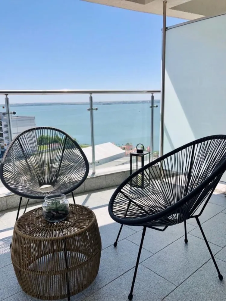 Vand Studio Casa del Mar Mamaia - Vand studio modern in ansamblul rezidential Casa Del Mar, Mamaia. Detalii despre imbobil: - se afla la etajul 8, cu suprafata totala 42mp, terasa foarte generoasa de 9mp - dispune de sistem smart home (functionalitatile apartamentului pot fi gestionate din telefon sau panou centralizator), finisaje de calitate, incalzire in pardoseala, utilitati complete (gaze, electricitate, apa) - Design interior complet echipat cu mobila Mobexpert (bucatarie, baie, dormitor) - este izolat fonic, amplasat optim, ferit se agitatie si zgomot - are vedere frontala catre lac si catre mare - se afla la 2 minute pe jos de plaja din Mamaia Nord - se afla la 5 minute pe jos de zona animata si comerciala din Mamaia Nord (Loft, Crazy Beach, Fratelli Beach&Club, Breeze, etc) Imobilul se vinde in varianta complet mobilata si utilata conform pozelor. Imobilul poate fi imediat locuibil si utilizat, fie in scop comercial sau personal. Va rugam sa ne contactati pentru mai multe detalii.