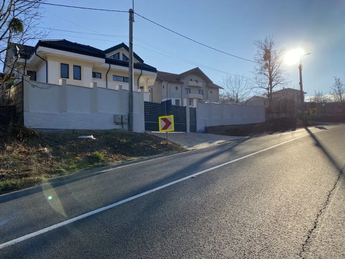 Vila Bucium D+P+E+M - Se vinde casa în Bucium zona “Cardinale”, anul finalizării construcției 2022. Imobilul este amplasat pe o suprafață de teren de 704 mp cu acces de la șoseaua Iasi-Vaslui și are o suprafață desfășurată de aproximativ 380mp împărțită astfel: Demisol 65 mp - camera tehnica, cămară, spațiu depozitare. Parter 105,6 mp - Hol, baie, 2 dormitoare, bucătărie închisă și living cu loc luat masa Etaj 105,6 mp - 2 dormitoare cu baie proprie și birou Mansardă 105,6 mp - Dresing, loc de joacă copii, baie. Imobilul dispune de toate utilitățile (apa curentă, canalizare, gaz, energie electrică racord trifazic), încălzire în pardoseală la parter și etaj și radiatoare la demisol și mansardă.