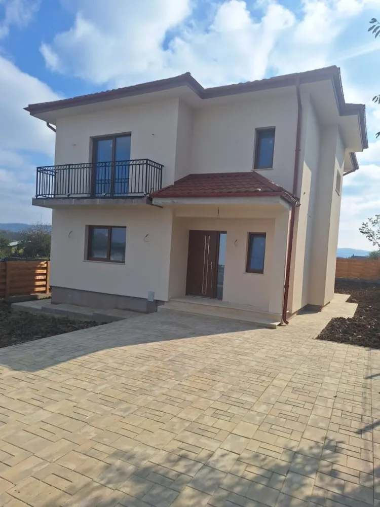 Casa P+E ,140 mp utili,451 mp teren, Hlincea,MUTARE IMEDIATA. - Casa P+ E,140mp ,451 mp Hlincea.Zona de vile INTABULATĂ, RACORDATĂ LA TOATE UTILITATILE.AVANS MINIM 30%. Construcție realizata conform proiectului tehnic,placa din beton armat peste etaj, Încălzire in pardoseală parter +ETAJ. Compartimentare: Parter: Living, bucătărie cu ieșire pe terasa,Dining ,baie de serviciu,hol. Etaj: Trei dormitoare,balcon,hol,baie spațioasă. Finisaje de cea mai bună calitate, ,centrala Vaillant prin condensare, tâmplărie Q FORT tripan.Tersa 16 mp prevăzută cu placa de beton.Trotuare pavate..