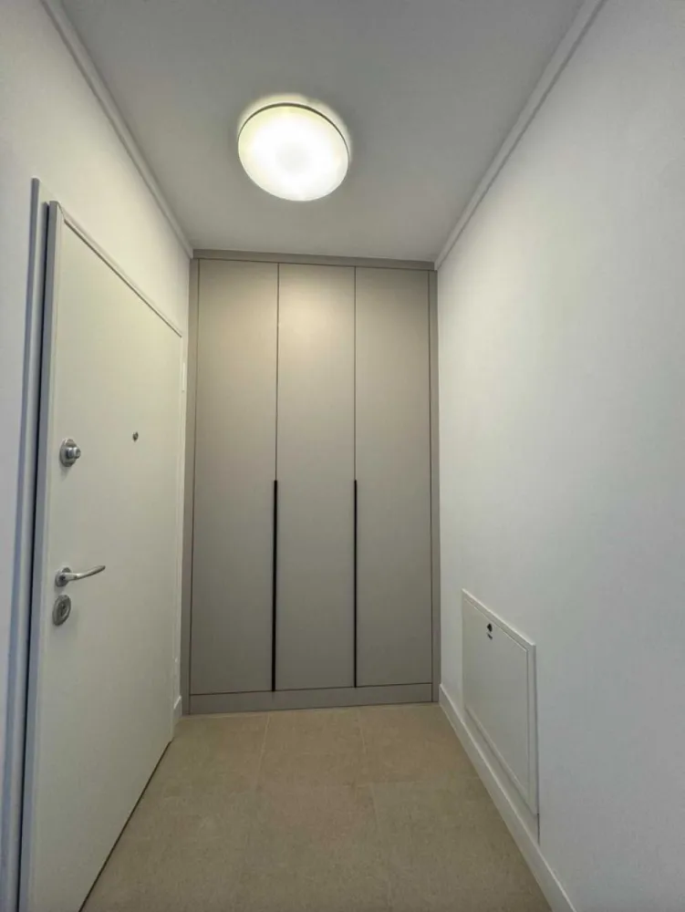 Apartament 2 camere plus parcare - Bucurestii Noi - Metrou Jiului - Apartament de inchiriat cu doua camere + loc de parcare (inclus in chirie) + acces terasa spatiu comun, situat in complexul Marmura Residence din Bulevardul Bucurestii Noi nr.25, chiar langa gura de metroul Jiului. Din 01.12.2024 este disponibil pentru inchiriat un apartament de doua camere situat in blocul E, scara 1, etaj 2 si un loc de parcare subteran (inclus in pretul chiriei). Apartamentul are o suprafata utila de 56 mp si este compus din living, dormitor, bucatarie, baie, hol, balcon. Apartamentul este mobilat si utilat (mobila, aer conditionat, plita electrica, hota, cuptor electric, masina spalat vase, masina de spalat rufe). Noul chirias va avea acces si la o terasa situata in complexul rezidential, la ultimul etaj, folosit ca spatiu comun de catre locatari. In complexul rezidential se mai gasesc o sala de fitness, cateva cafenele si restaurante. In imediata vecinatate a complexului se gasesc supermarchetul Penny si Auchan. Inchirierea se face cu respectarea Regulamentului de Ordine Interioara al Complexului. Chirie lunara: 650 euro, cu plata in avans a chiriei + 800 euro garantie (returnabila la sfarsitul contractului). Pentru detalii – tel. 07******81