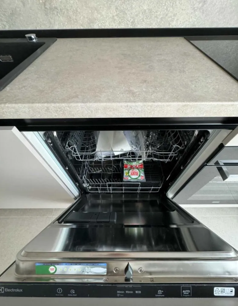 Apartament 2 camere plus parcare - Bucurestii Noi - Metrou Jiului - Apartament de inchiriat cu doua camere + loc de parcare (inclus in chirie) + acces terasa spatiu comun, situat in complexul Marmura Residence din Bulevardul Bucurestii Noi nr.25, chiar langa gura de metroul Jiului. Din 01.12.2024 este disponibil pentru inchiriat un apartament de doua camere situat in blocul E, scara 1, etaj 2 si un loc de parcare subteran (inclus in pretul chiriei). Apartamentul are o suprafata utila de 56 mp si este compus din living, dormitor, bucatarie, baie, hol, balcon. Apartamentul este mobilat si utilat (mobila, aer conditionat, plita electrica, hota, cuptor electric, masina spalat vase, masina de spalat rufe). Noul chirias va avea acces si la o terasa situata in complexul rezidential, la ultimul etaj, folosit ca spatiu comun de catre locatari. In complexul rezidential se mai gasesc o sala de fitness, cateva cafenele si restaurante. In imediata vecinatate a complexului se gasesc supermarchetul Penny si Auchan. Inchirierea se face cu respectarea Regulamentului de Ordine Interioara al Complexului. Chirie lunara: 650 euro, cu plata in avans a chiriei + 800 euro garantie (returnabila la sfarsitul contractului). Pentru detalii – tel. 07******81