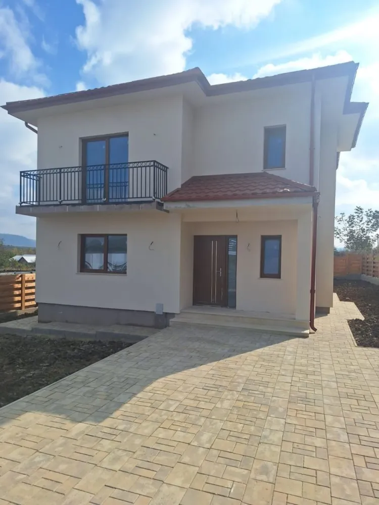 Casa P+E ,140 mp utili,451 mp teren, Hlincea,MUTARE IMEDIATA. - Casa P+ E,140mp ,451 mp Hlincea.Zona de vile INTABULATĂ, RACORDATĂ LA TOATE UTILITATILE.AVANS MINIM 30%. Construcție realizata conform proiectului tehnic,placa din beton armat peste etaj, Încălzire in pardoseală parter +ETAJ. Compartimentare: Parter: Living, bucătărie cu ieșire pe terasa,Dining ,baie de serviciu,hol. Etaj: Trei dormitoare,balcon,hol,baie spațioasă. Finisaje de cea mai bună calitate, ,centrala Vaillant prin condensare, tâmplărie Q FORT tripan.Tersa 16 mp prevăzută cu placa de beton.Trotuare pavate..