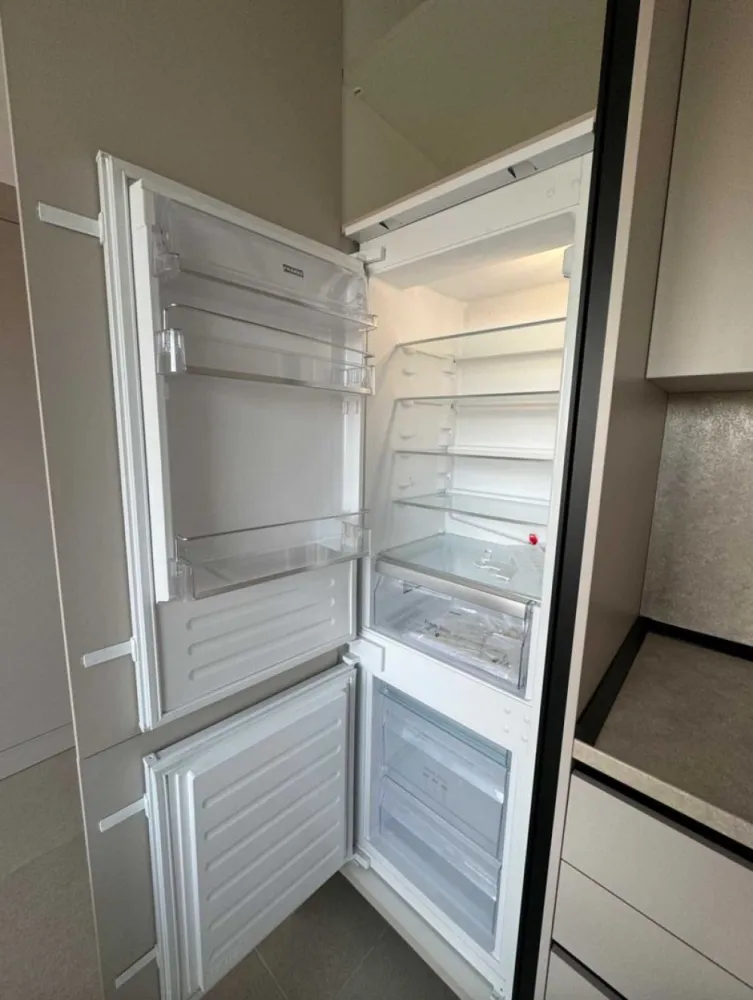 Apartament 2 camere plus parcare - Bucurestii Noi - Metrou Jiului - Apartament de inchiriat cu doua camere + loc de parcare (inclus in chirie) + acces terasa spatiu comun, situat in complexul Marmura Residence din Bulevardul Bucurestii Noi nr.25, chiar langa gura de metroul Jiului. Din 01.12.2024 este disponibil pentru inchiriat un apartament de doua camere situat in blocul E, scara 1, etaj 2 si un loc de parcare subteran (inclus in pretul chiriei). Apartamentul are o suprafata utila de 56 mp si este compus din living, dormitor, bucatarie, baie, hol, balcon. Apartamentul este mobilat si utilat (mobila, aer conditionat, plita electrica, hota, cuptor electric, masina spalat vase, masina de spalat rufe). Noul chirias va avea acces si la o terasa situata in complexul rezidential, la ultimul etaj, folosit ca spatiu comun de catre locatari. In complexul rezidential se mai gasesc o sala de fitness, cateva cafenele si restaurante. In imediata vecinatate a complexului se gasesc supermarchetul Penny si Auchan. Inchirierea se face cu respectarea Regulamentului de Ordine Interioara al Complexului. Chirie lunara: 650 euro, cu plata in avans a chiriei + 800 euro garantie (returnabila la sfarsitul contractului). Pentru detalii – tel. 07******81