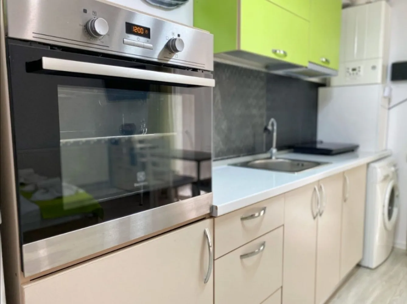 Vând studio la promenadă - Vând garsonieră tip studio la malul mării, in Mamaia Nord, în zona Papaya, mobilată si utilată cu: centrala pe gaz, aer condiționat, frigider, plită inductie, mașina de spălat rufe... etc Garsoniera are cadastru si intabulare, se afla la 30m de plaja si 200 m de Lidl, langa Allezzi Infinity, pe o strada asfaltată, intr-un imobil de 5 etaje, cu lift. Garsoniera are o terasă generoasă cu vedere laterală spre mare. Utilitățile sunt pe persoana fizică si are asociatie de proprietari, ceea ce e un mare avantaj. Este o investiție pentru cei care doresc s o inchirieze in regim hotelier.