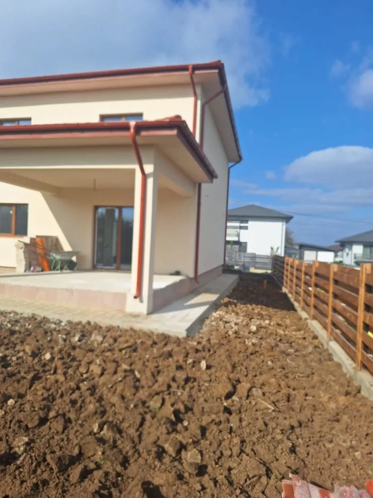 Casa P+E ,140 mp utili,451 mp teren, Hlincea,MUTARE IMEDIATA. - Casa P+ E,140mp ,451 mp Hlincea.Zona de vile INTABULATĂ, RACORDATĂ LA TOATE UTILITATILE.AVANS MINIM 30%. Construcție realizata conform proiectului tehnic,placa din beton armat peste etaj, Încălzire in pardoseală parter +ETAJ. Compartimentare: Parter: Living, bucătărie cu ieșire pe terasa,Dining ,baie de serviciu,hol. Etaj: Trei dormitoare,balcon,hol,baie spațioasă. Finisaje de cea mai bună calitate, ,centrala Vaillant prin condensare, tâmplărie Q FORT tripan.Tersa 16 mp prevăzută cu placa de beton.Trotuare pavate..