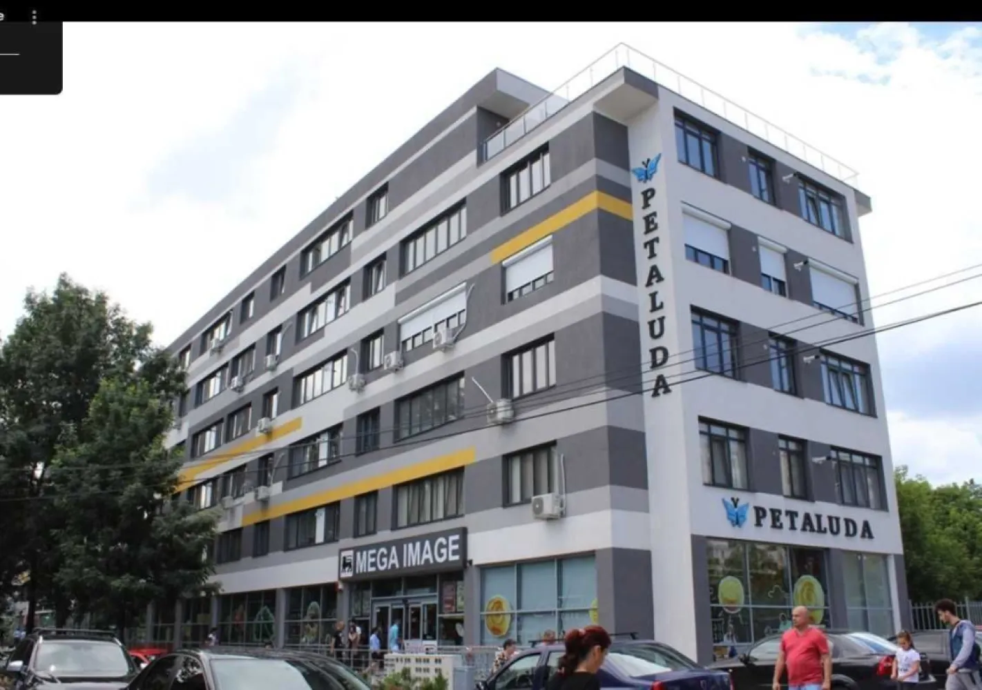 Apartament 3 camere, 85mp, parcare subterana, zona 1 Decembrie 1918 - Vand apartament 3 camere in bloc finalizat 2020, complet decomandat, zona statiei de metrou 1 Decembrie 1918 / Pallady, 85mp, 2 bai, etajul 5/5, loc de parcare privat in subteran (acces cu telecomanda) - a fost caminul nostru, nu ne-am gandit niciodata ca vom ajunge sa il vindem. Blocul este dotat cu interfon, intrarea in curtea se face cu cartela, sistem de supraveghere video in toate spatiile comune, inclusiv in parcare si in lift. Locatie : Sectorul 3, intersectia B-dului Theodor Pallady cu Str. Mizil. Statia de metrou 1 Decembrie 1918 este situata la 200m (pe google maps) sau 2 min de mers pe jos, lenes, statia de tramvai este in fata blocului, la parterul blocului exista un Mega Image (mare), coafor si barber shop, optica medicala, parca si o curatatorie chimica. LIDL este in fata blocului, Penny peste Bdul Pallady, la 3-4 min de mers pe jos. La 3 statii de tramvai, avem Kaufland, IKEA, Metro, Jumbo, Decathlon, Jysk, Leroy Merlin, Dedeman, Mc Donalds, Auchan, KFC, XXXLutz, etc... La 1km, se afla Centrul Comercial Titan, o galerie comerciala mare, unde gasiti cinematograf, food court, World Class, locuri de joaca, etc... Zona este foarte frumoasa, verde, parcuri peste tot (cel mai aproape este in spatele blocului, la 2 min de mers pe jos), in continua dezvoltare. Sunt 2-3 gradinite de stat in imediata apropere a blocului, la fel si crese sau scoli. Afterschool fix in spatele blocului, 15 secunde de la poarta blocului. Apartamentul se vinde mobilat si utilat : Centrala proprie cu termostat 2 paturi de 2m x 1.8m, ambele cu depozitare, dressing-uri. Canapea de 3.8m x 2m, care se extinde si devine un pat imens, foarte calitativa, facuta la comanda Mobila de bucatarie din MDF vopsit, foarte calitativa 2 aparate AC premium, Carrier, se pot conecta la internet Combina frigorifica Hotpoint Ariston Plita Bosch Cuptor electric Bosch Masina de spalat vase Bosch Masina de spalat Beko Hota Beko TV Sony 102cm TV Sharp in bucatarie Pret 200.001 euro EXCLUS agentii imobiliare!!! Va multumesc anticipat pentru atentie.