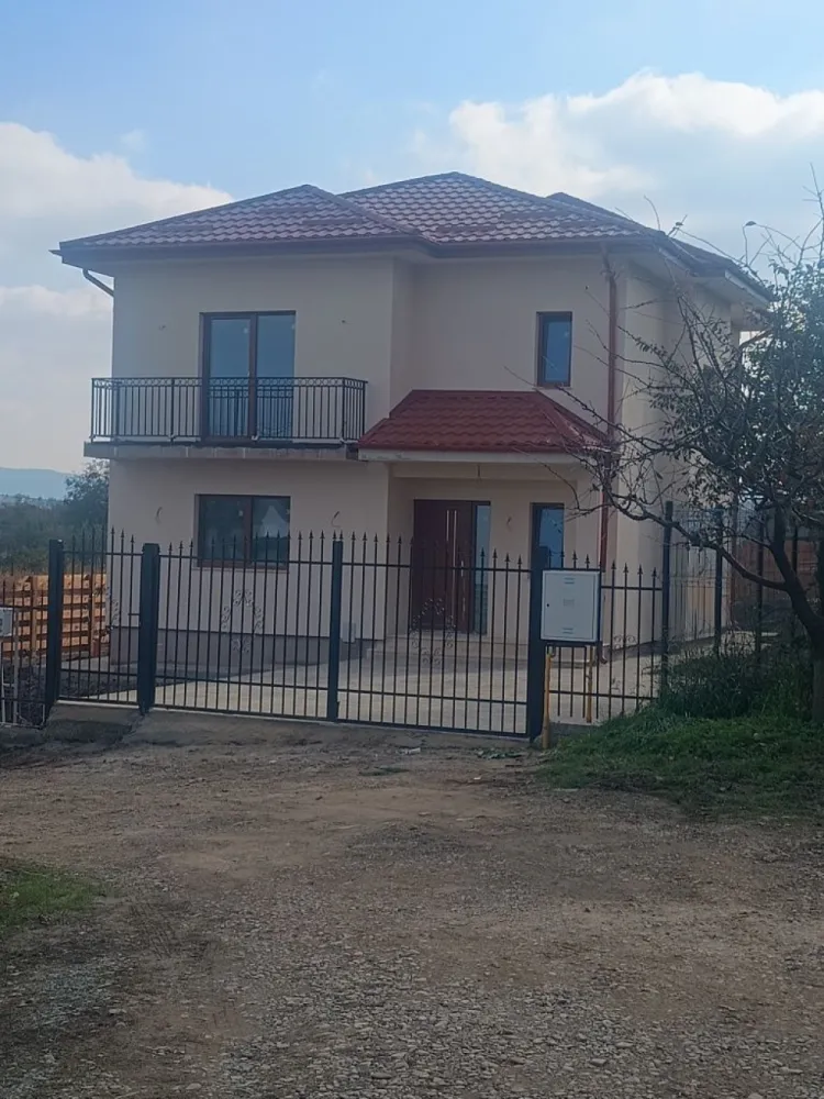Casa P+E ,140 mp utili,451 mp teren, Hlincea,MUTARE IMEDIATA. - Casa P+ E,140mp ,451 mp Hlincea.Zona de vile INTABULATĂ, RACORDATĂ LA TOATE UTILITATILE.AVANS MINIM 30%. Construcție realizata conform proiectului tehnic,placa din beton armat peste etaj, Încălzire in pardoseală parter +ETAJ. Compartimentare: Parter: Living, bucătărie cu ieșire pe terasa,Dining ,baie de serviciu,hol. Etaj: Trei dormitoare,balcon,hol,baie spațioasă. Finisaje de cea mai bună calitate, ,centrala Vaillant prin condensare, tâmplărie Q FORT tripan.Tersa 16 mp prevăzută cu placa de beton.Trotuare pavate..