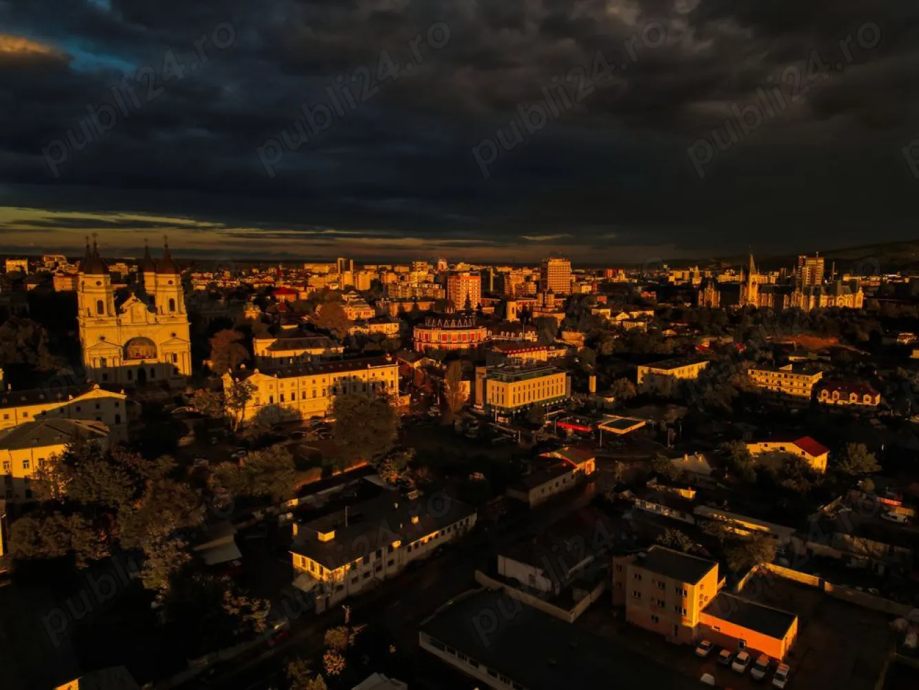 Pensiune Ultracentrala IASI - ROI 10 ani - Se vinde pensiune ultracentrala in IASI. Categoria 3 stele. Formata din: - 8 camere de cazare intre 15 si 60 mp - Apartament tip PENTHOUSE 100mp + terasa 110 mp Total SU: 400mp + terasa 110 mp + foisor 8mp Toate camerele sunt dotate cu mobilier nou, facut la comanda, bucatarie, dulap, baie proprie cu dus tip walk-in. Return of Investment: 
